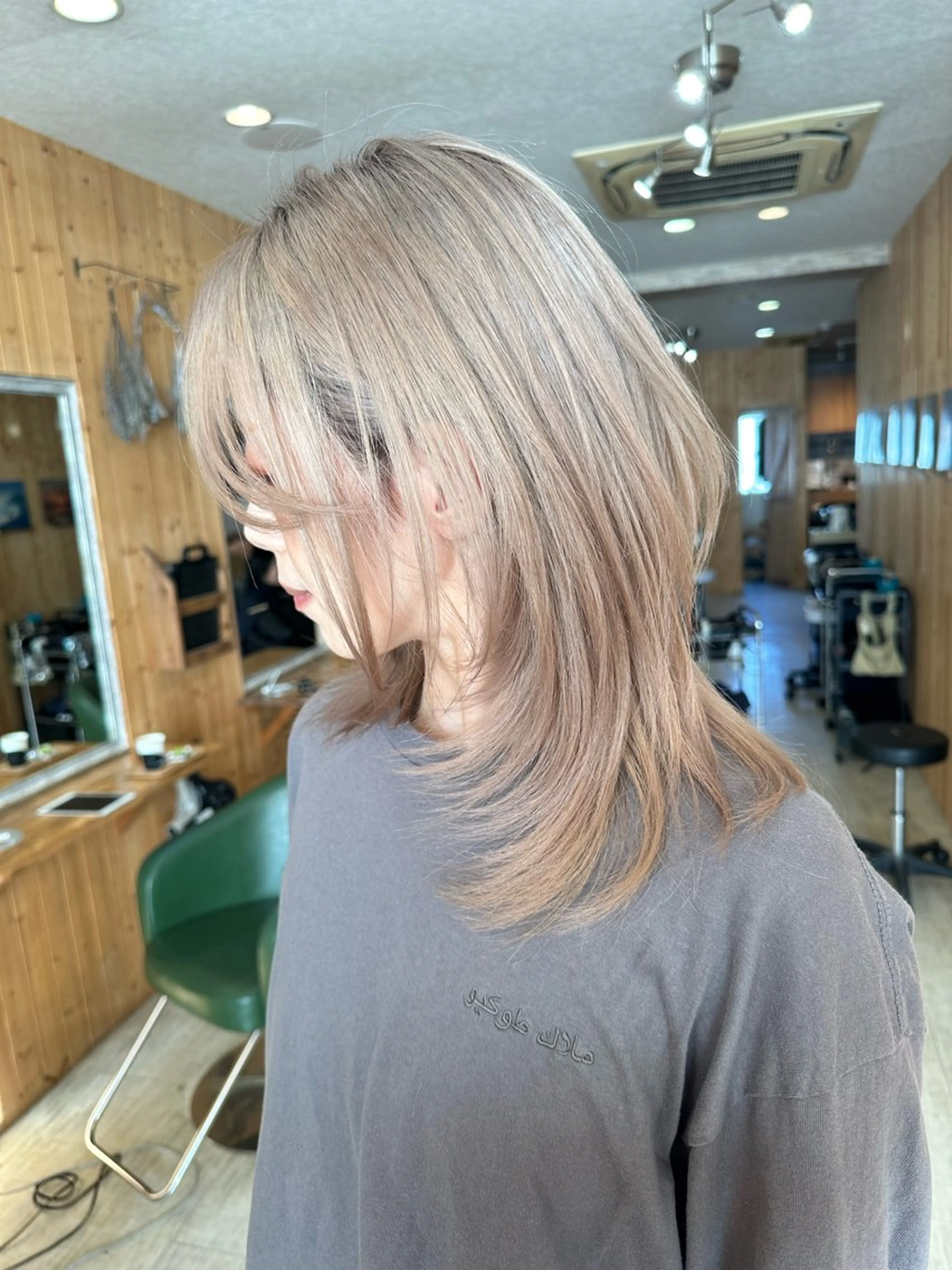 ミディアム 韓国レイヤー外国人風 透明感カラー髪質改善のヘアスタイル