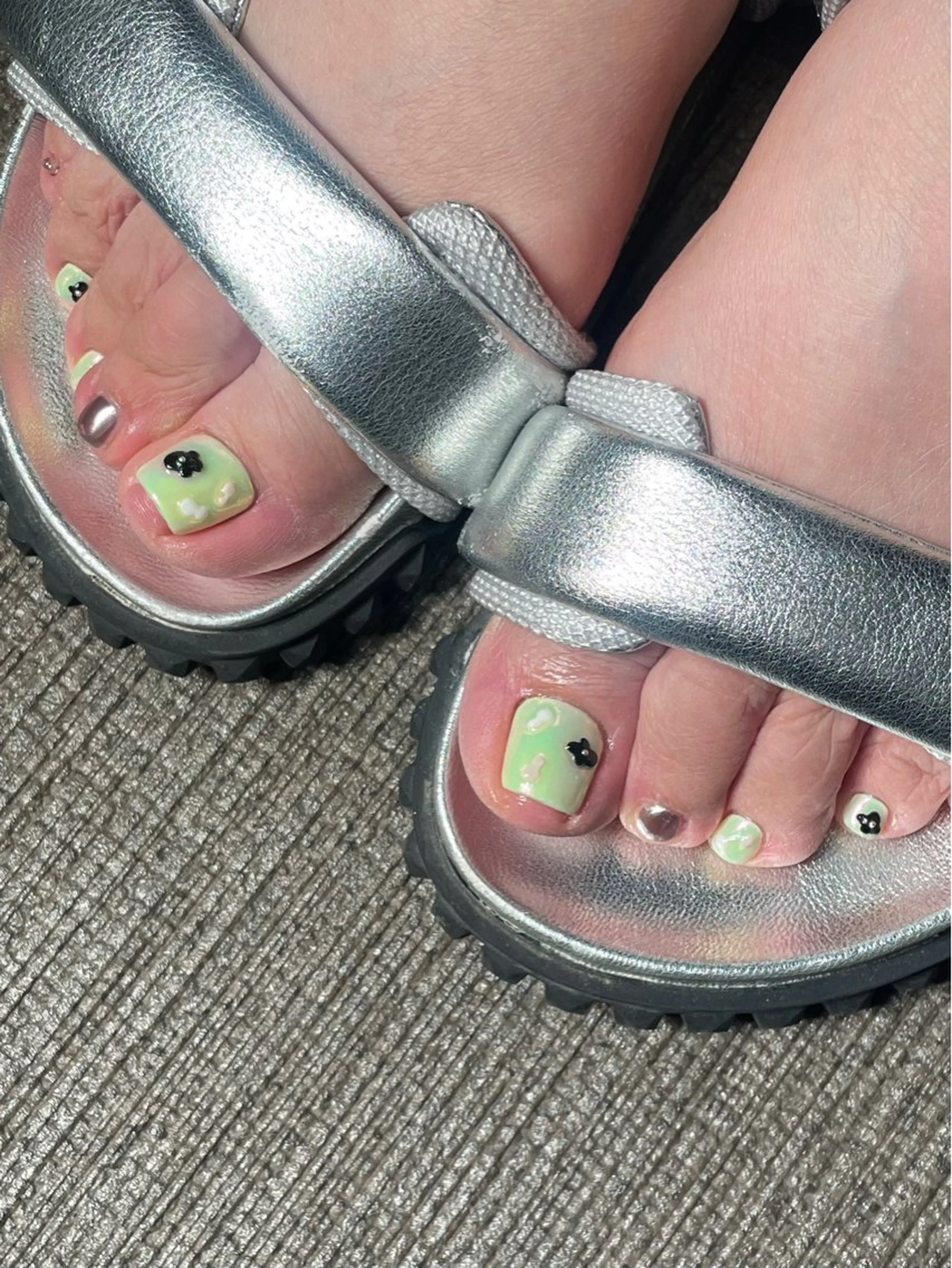 ネイル 氷ネイル・うるうるネイル キラキラネイル フットネイル F room 表参道のネイルデザイン