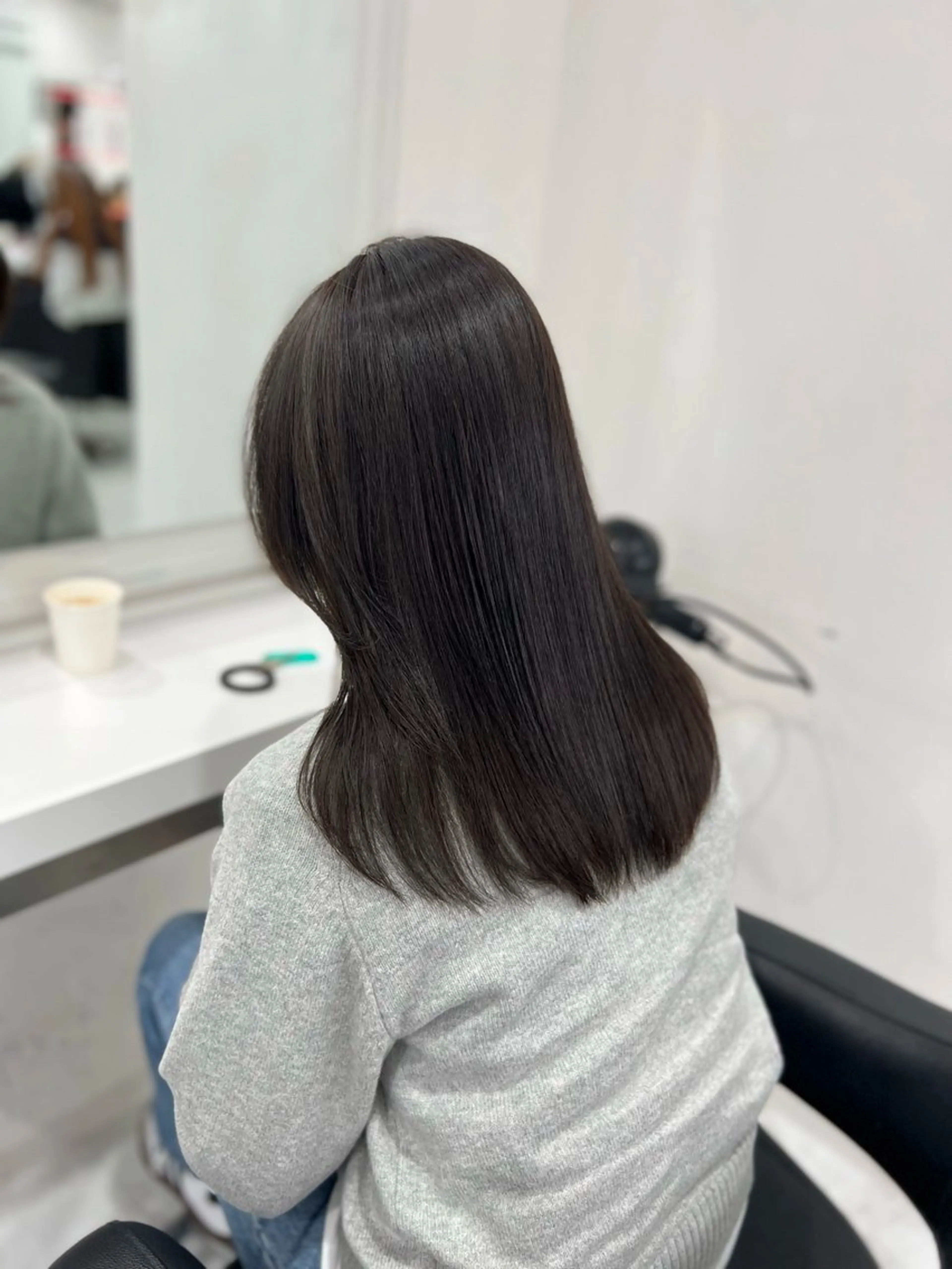 セミロング カラー オリーブカラー🫒 レイヤーカット✂︎のヘアスタイル