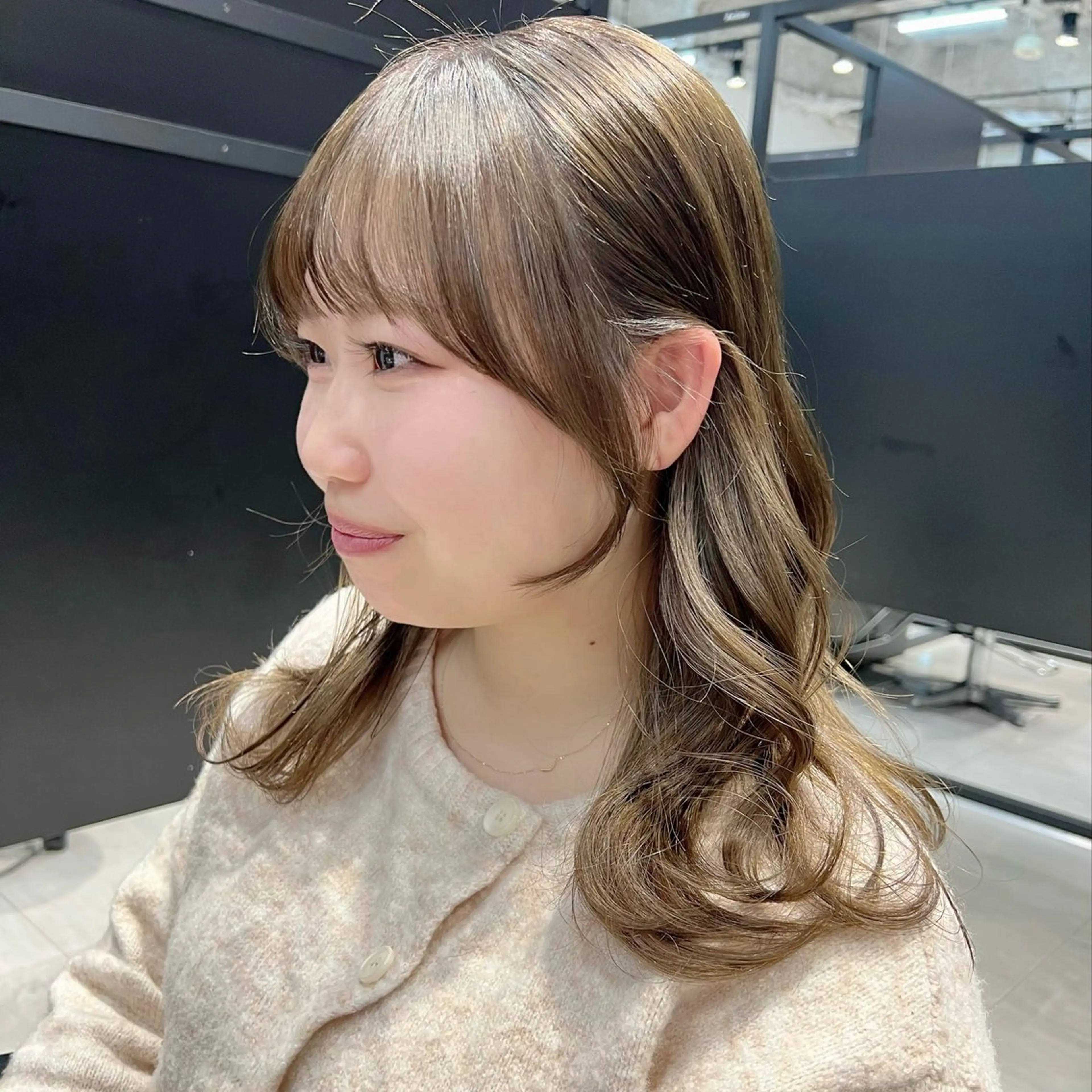 セミロング カラー ヘアアレンジ _WHITE鳳所属・ミルクティーベージュ ハイライトヘアHIのヘアスタイル