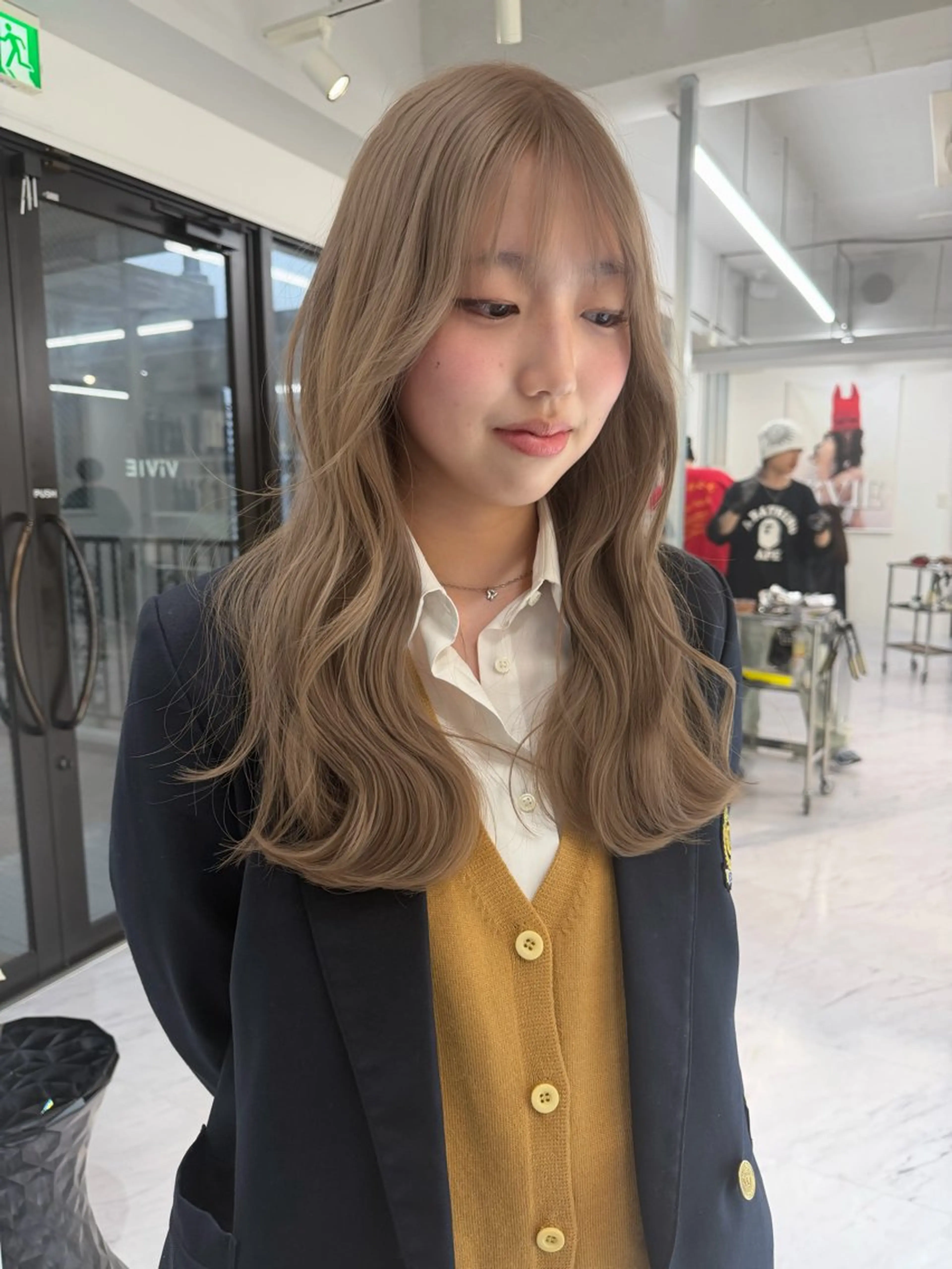 セミロング カラー ベージュカラー ブリーチ ケアブリーチ デザインカラー ダブルカラー カット ヘアカラー トリートメント TATSUブリーチ/ ミルクティーベージュのヘアスタイル