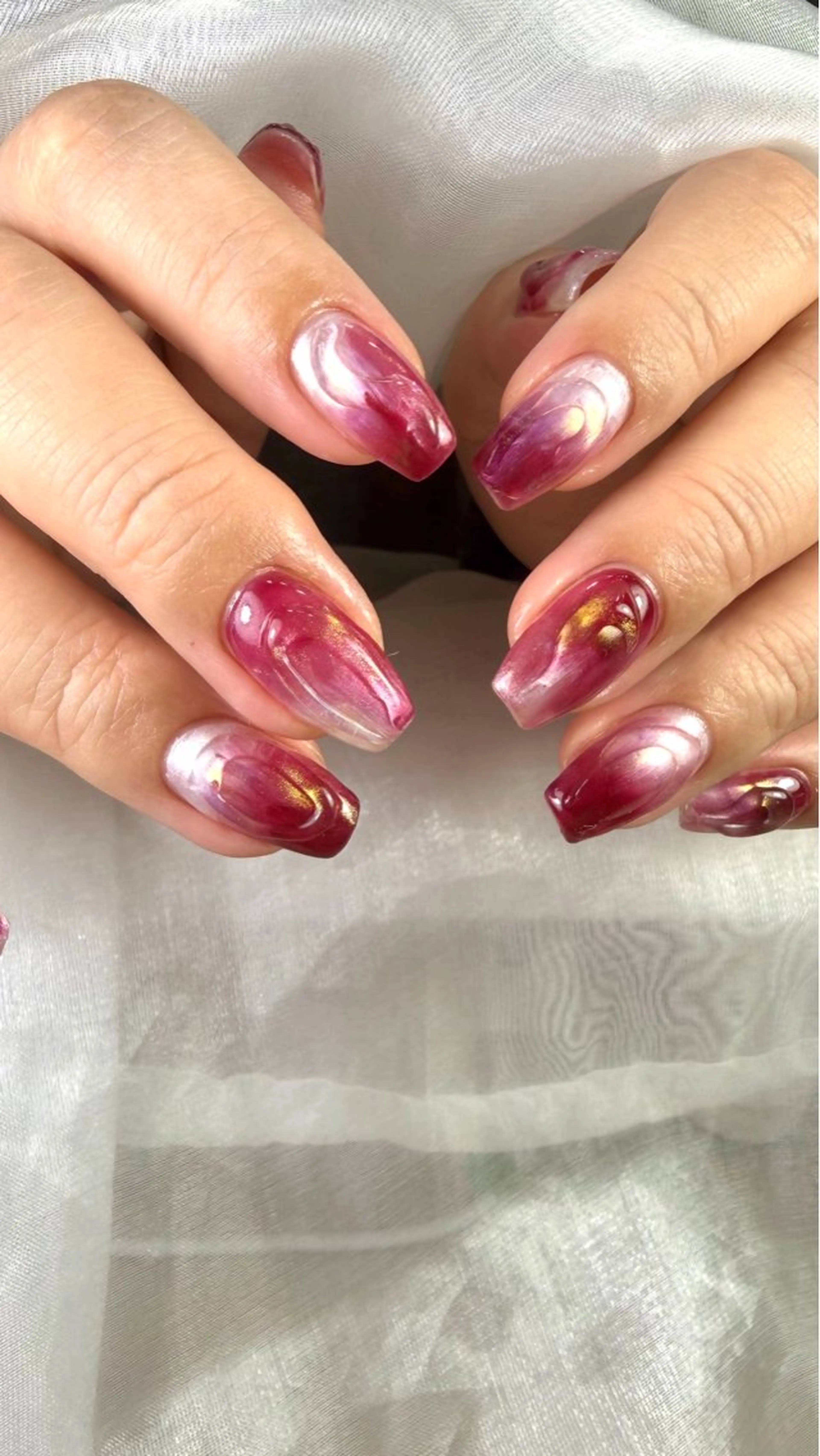 ネイル 赤色 ホワイト ハンドネイル Nailsalon MONA.のネイルデザイン