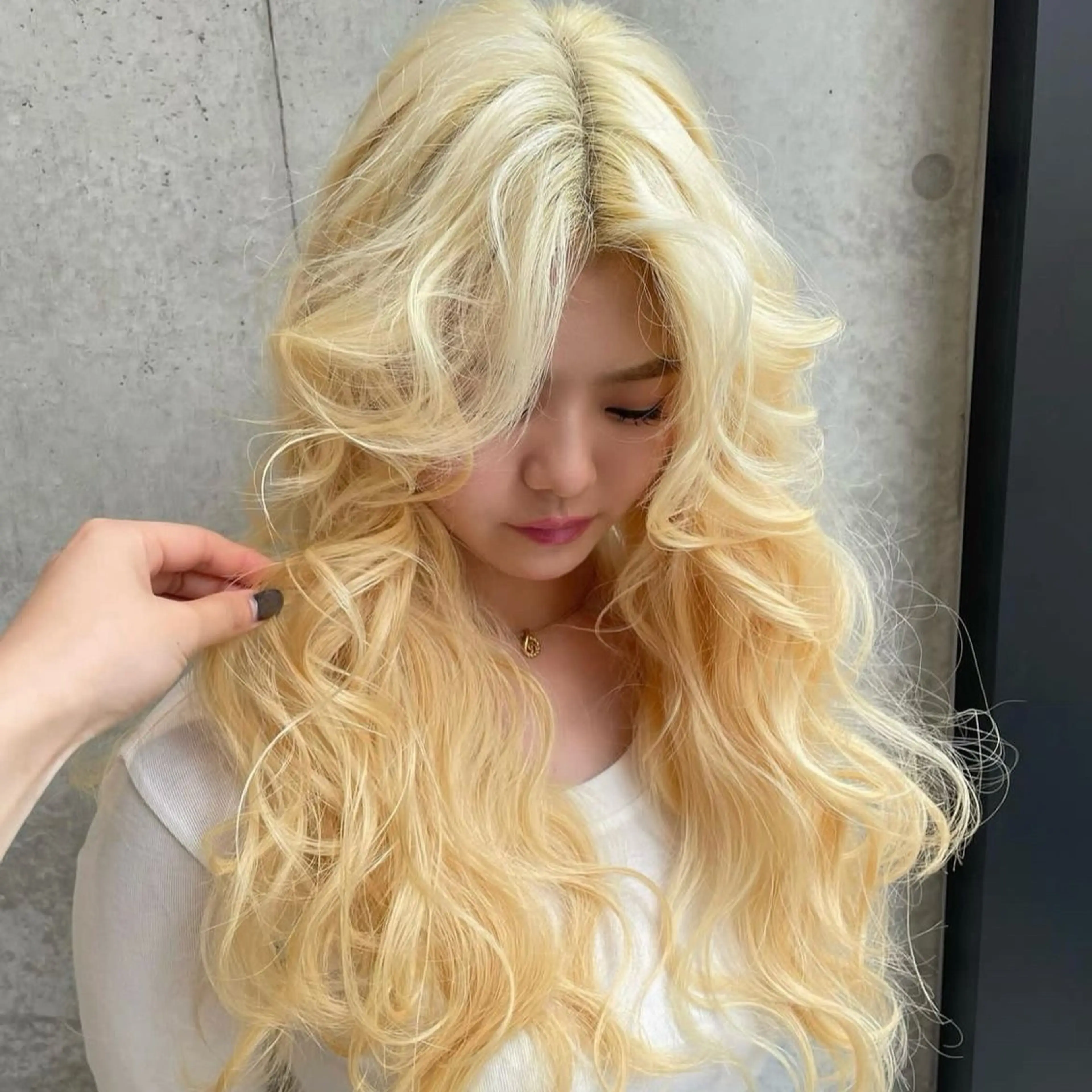 ロング カラー ヘアアレンジ ブリーチ ケアブリーチ ハイトーンカラー ロング トリートメント カット ヘアカラー トリートメント Mizobe misakiのヘアスタイル