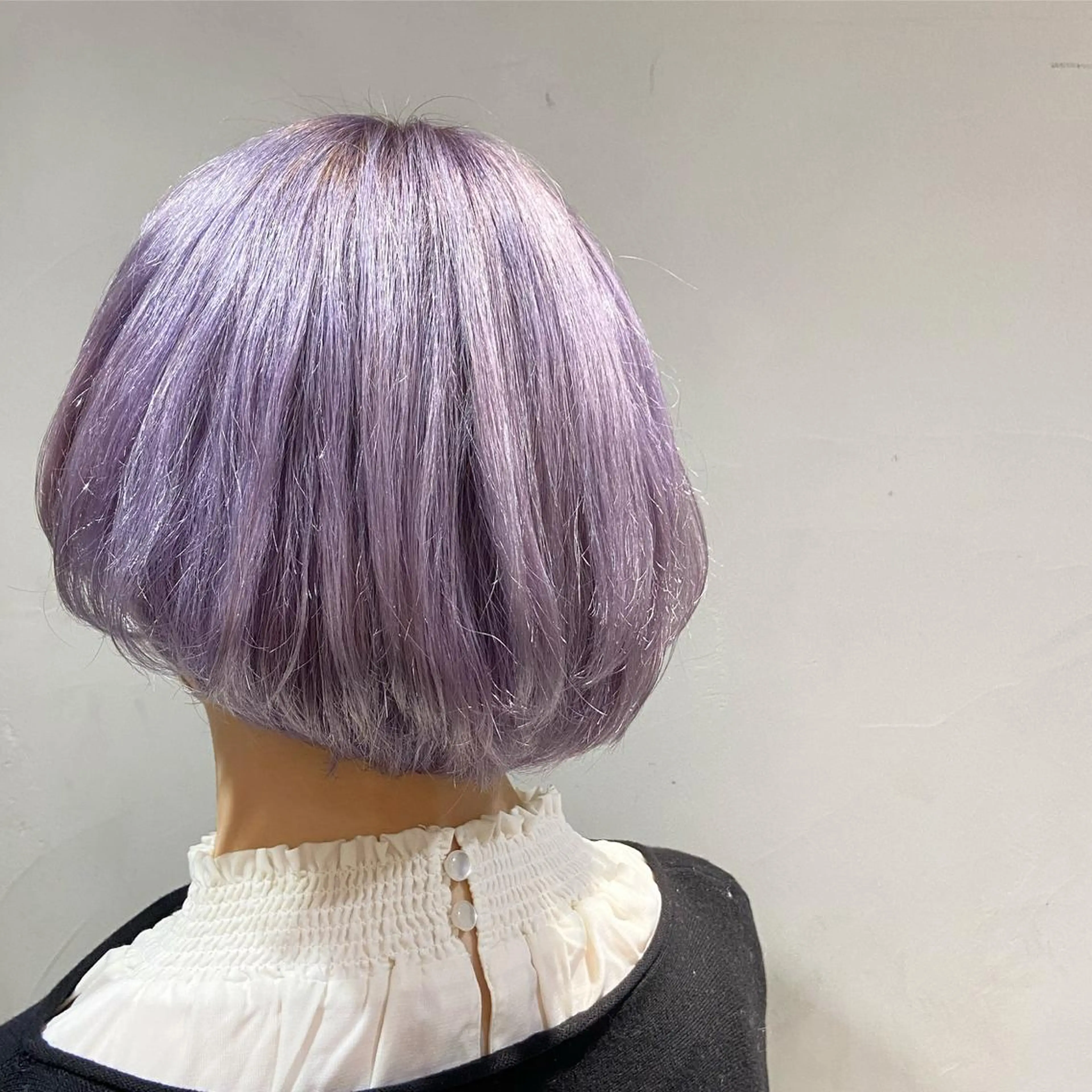 ショート カラー 透明感カラー ハイトーンカラー ラベンダーカラー ショートヘア カジュアルを女っぽく 𝗮𝘆𝗮𝗰𝗼のヘアスタイル