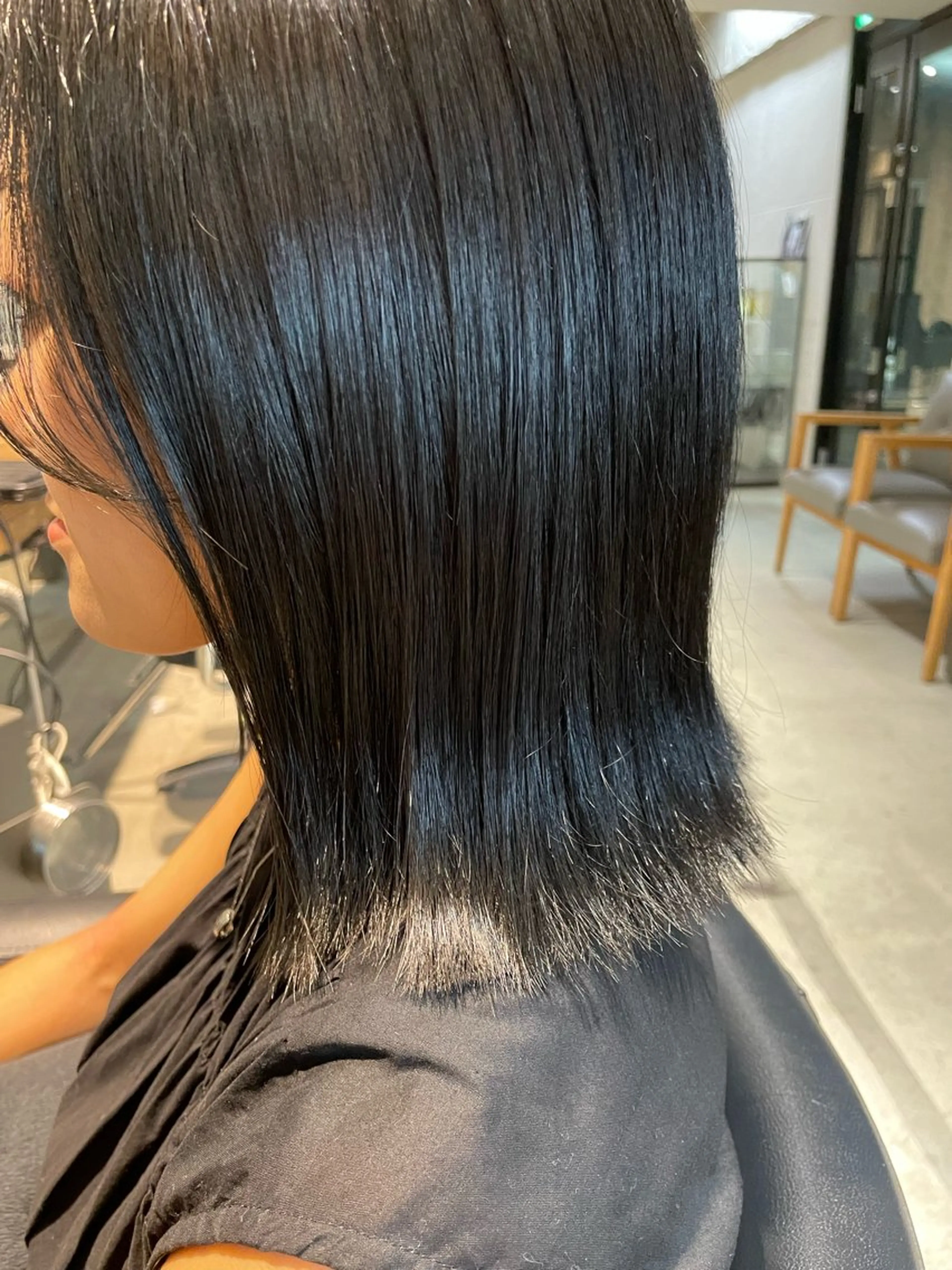 ミディアム カラー 黒髪 ブルーカラー ブルーブラック ボブ 外ハネヘア カット ヘアカラー トリートメント スタイリスト /仲川葵のヘアスタイル