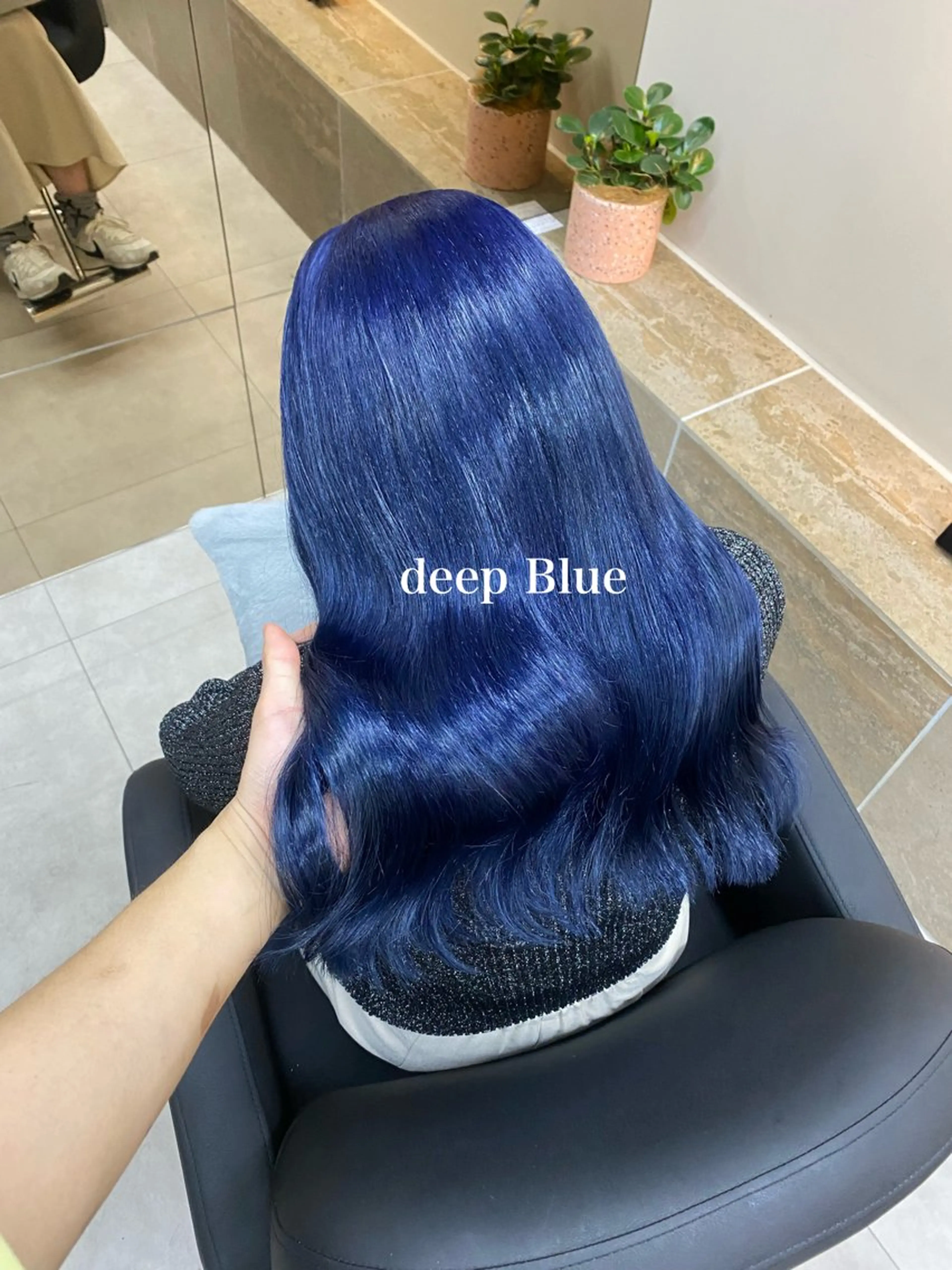 ロング カラー ブリーチ ブルーカラー 「似合わせ/髪質改善 《ワタル》」のヘアスタイル