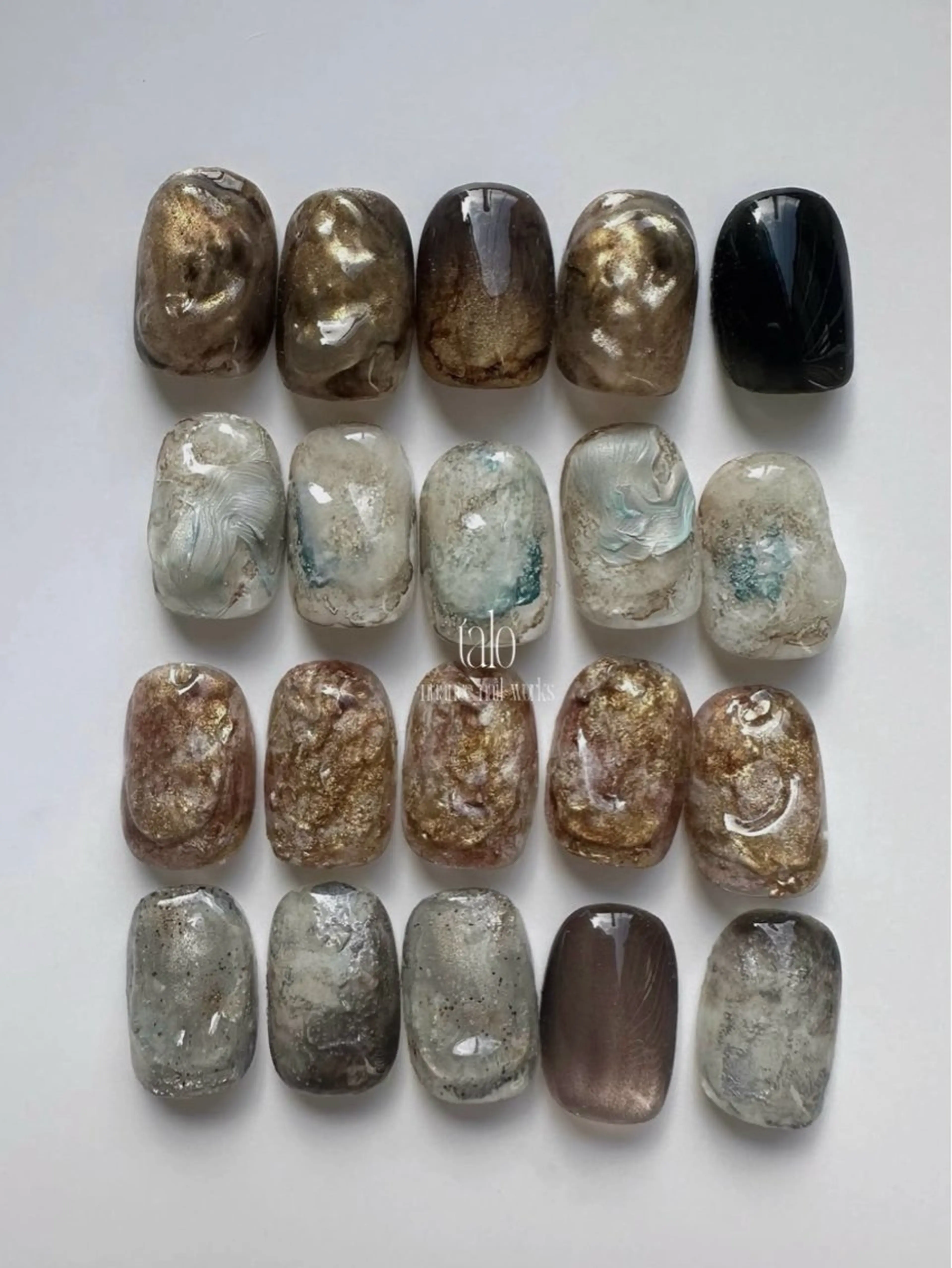 ネイル アートネイル マグネットネイル ニュアンスネイル ぷっくりネイル talo .のネイルデザイン