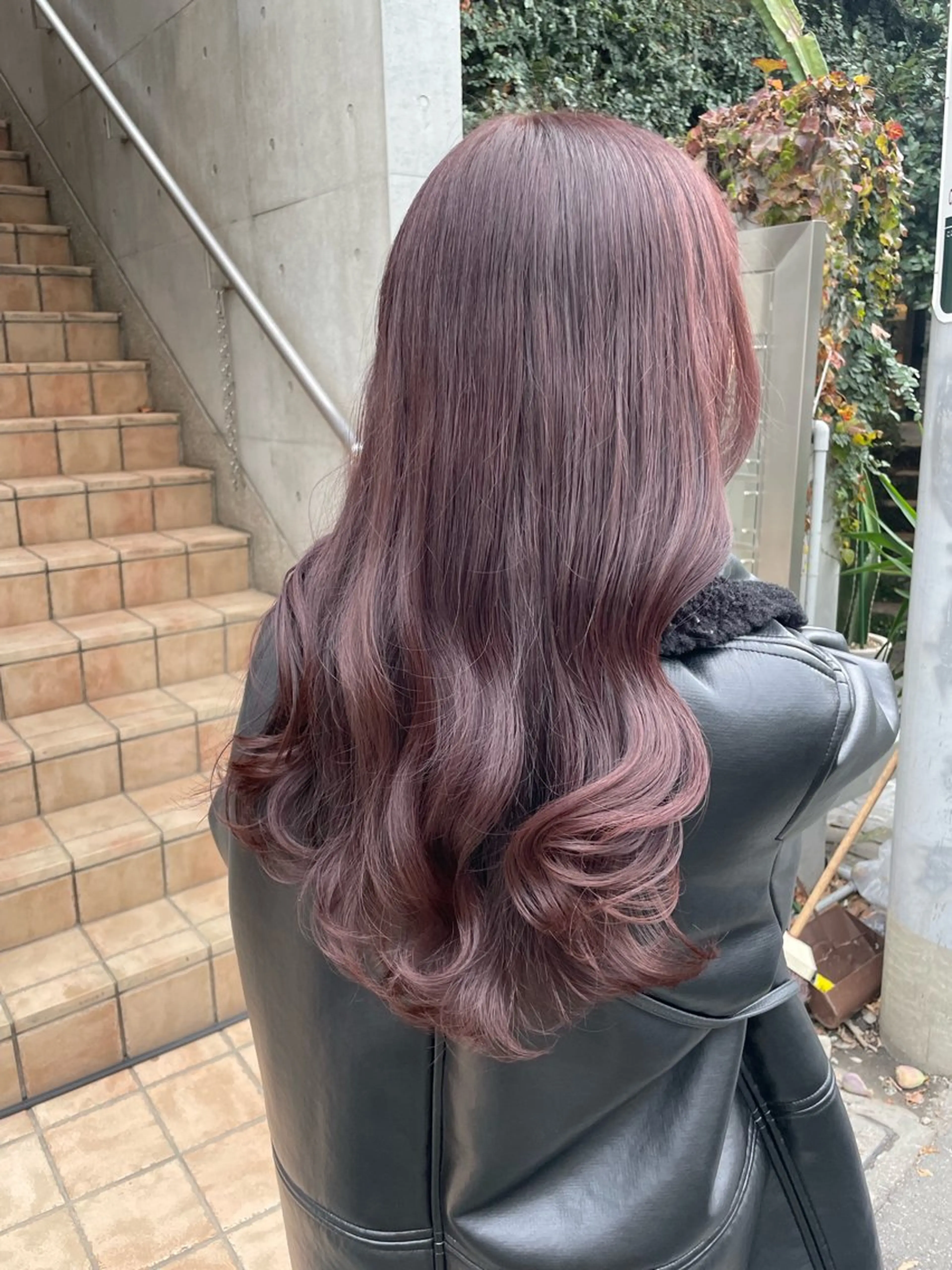 ロング カラー ボルドーカラー 透明感カラー ヘアカラー トリートメント 【arc】Ruri コテ巻き風パーマのヘアスタイル