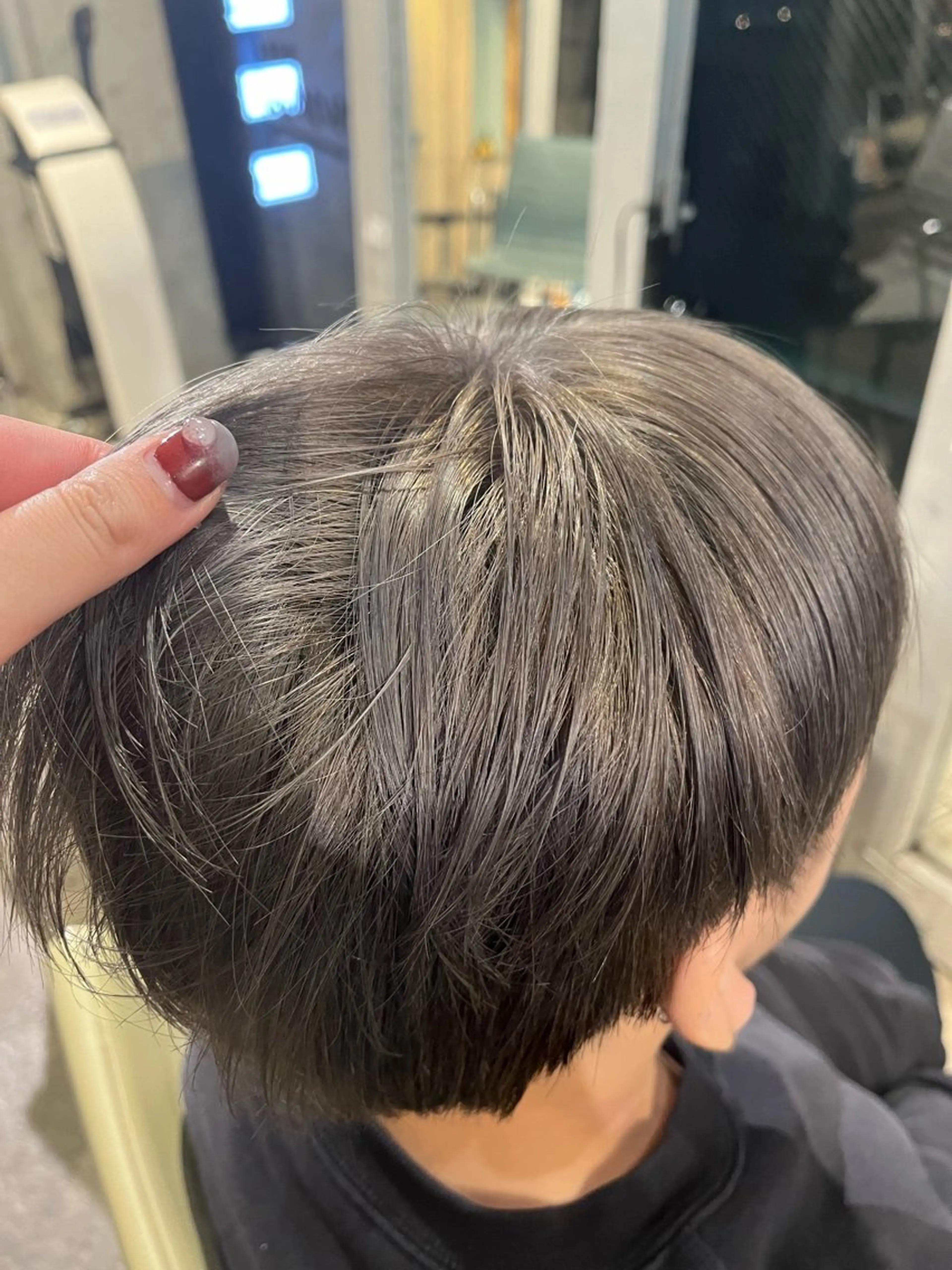 ショート カラー ブリーチ グレージュ 泉澤 風花のヘアスタイル