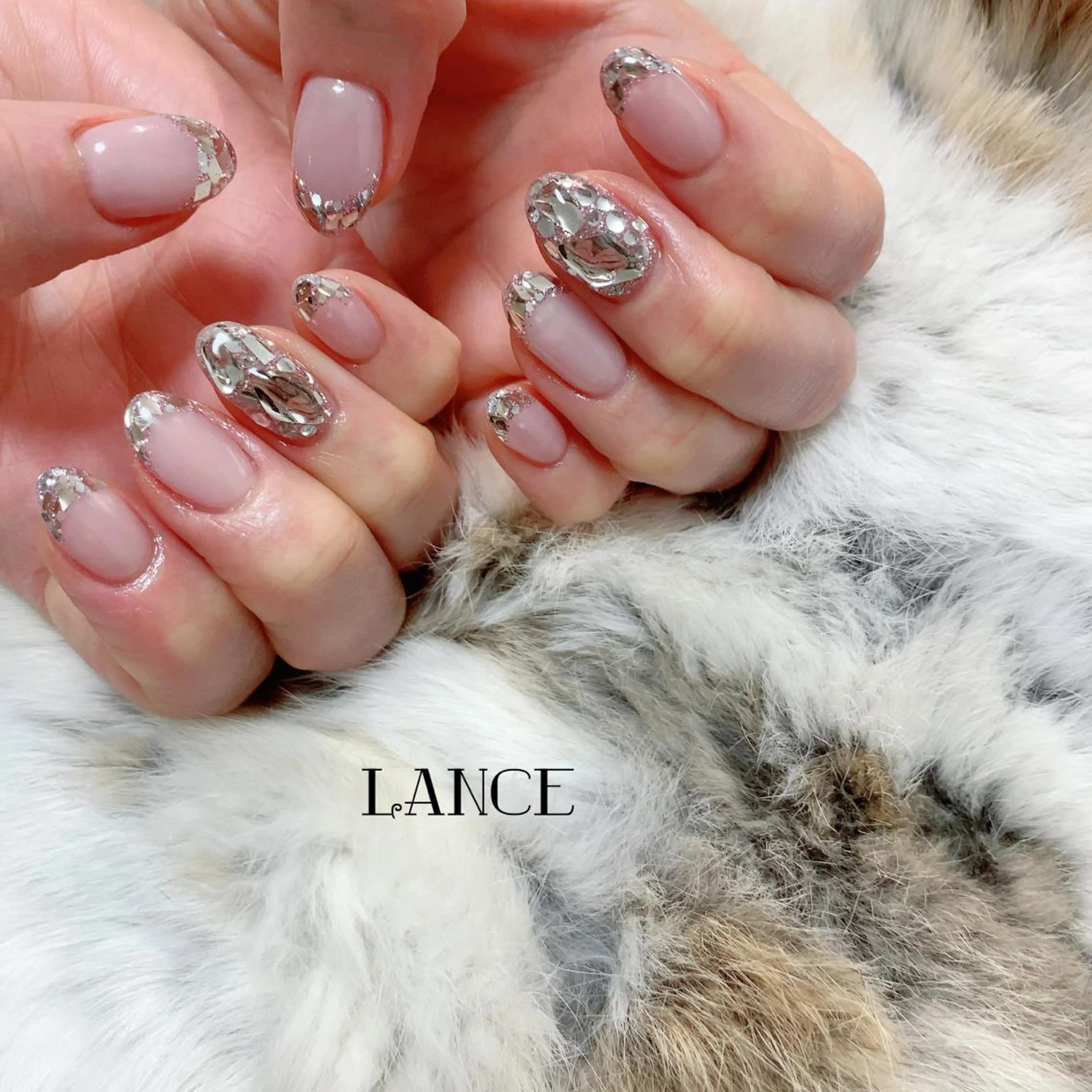 ミディアム ネイル オーロラネイル フレンチネイル キラキラネイル ワンホンネイル 冬ネイル ハンドネイル Lance nailのネイルデザイン