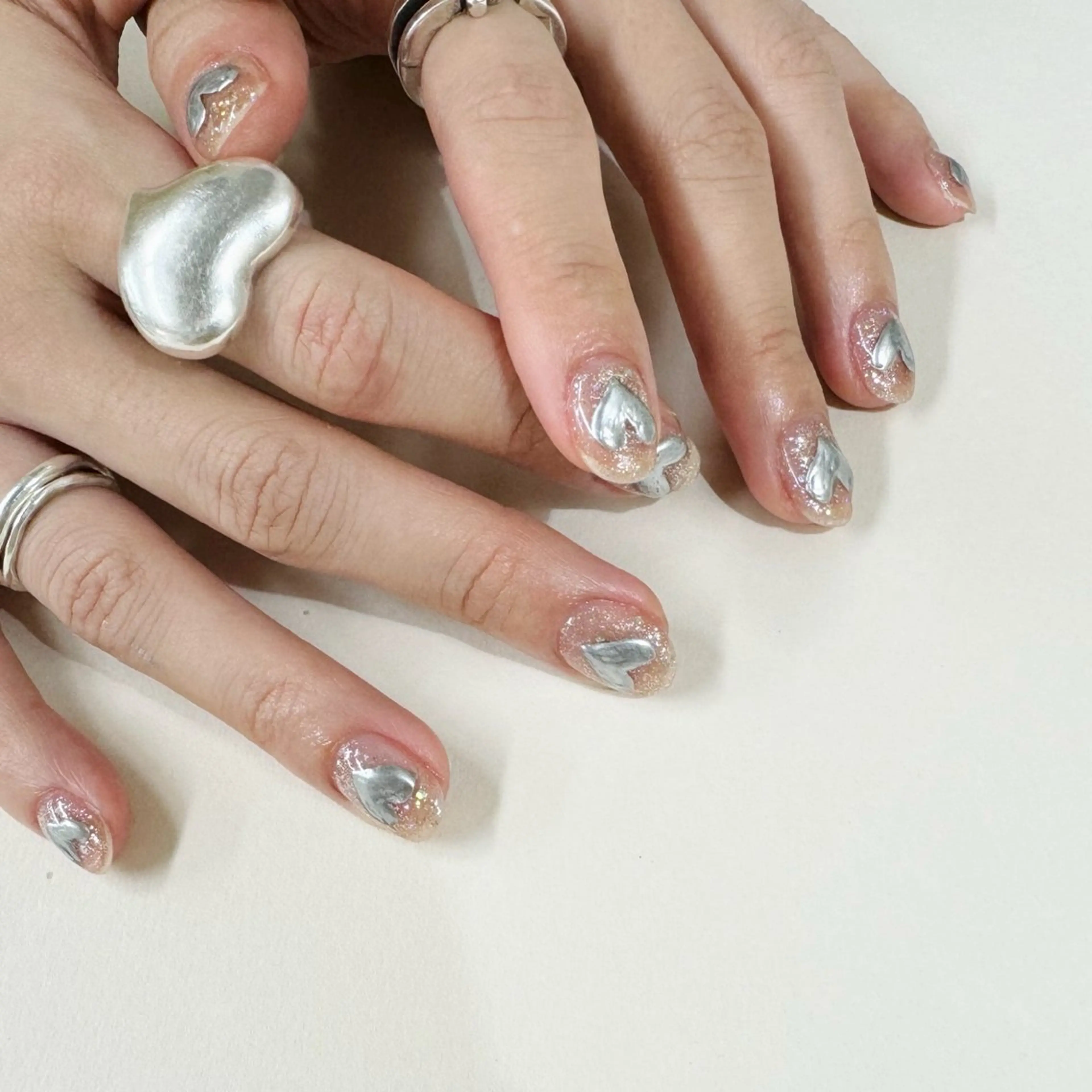 ネイル ジェルネイル ハート 韓国ネイル ニュアンスネイル ショートネイル ハンドネイル nailstudio eviz新宿店のネイルデザイン