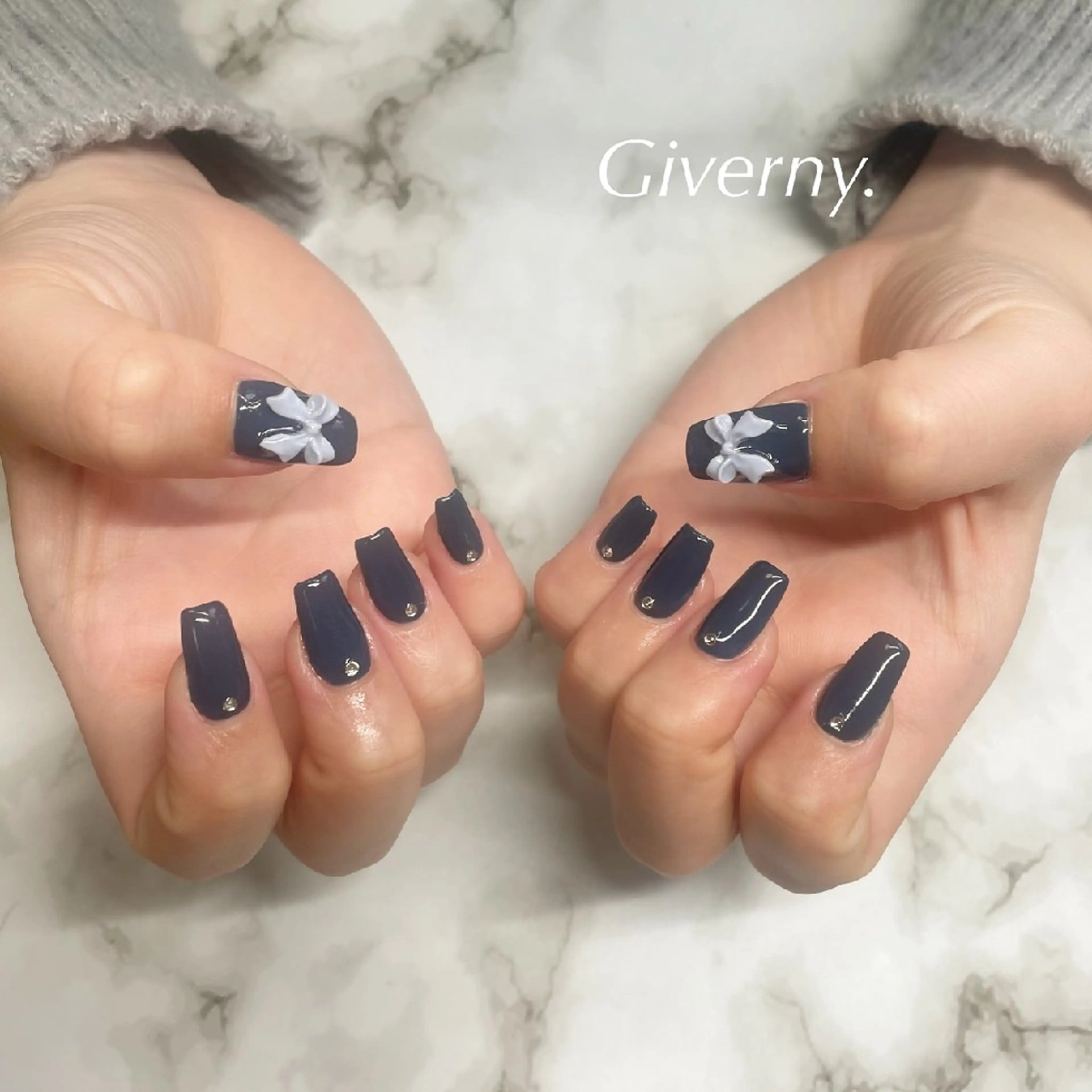 ネイル ネイビー ワンカラーネイル リボン ハンドネイル Giverny .のネイルデザイン