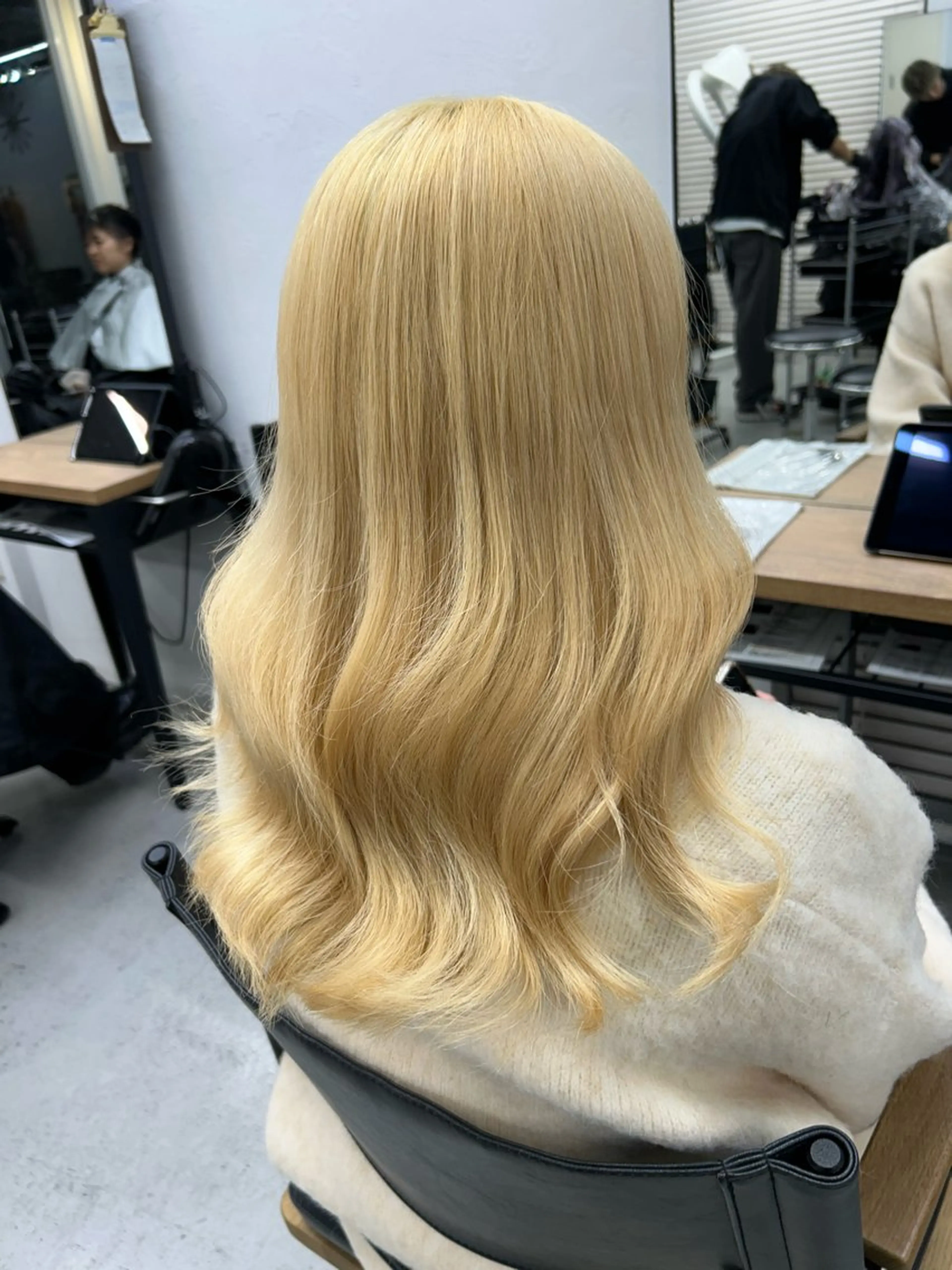 セミロング カラー ブリーチ ブロンド ケアブリーチ トリートメント カット ヘアカラー トリートメント ヘアセット RYOSUKE ハイトーンのヘアスタイル