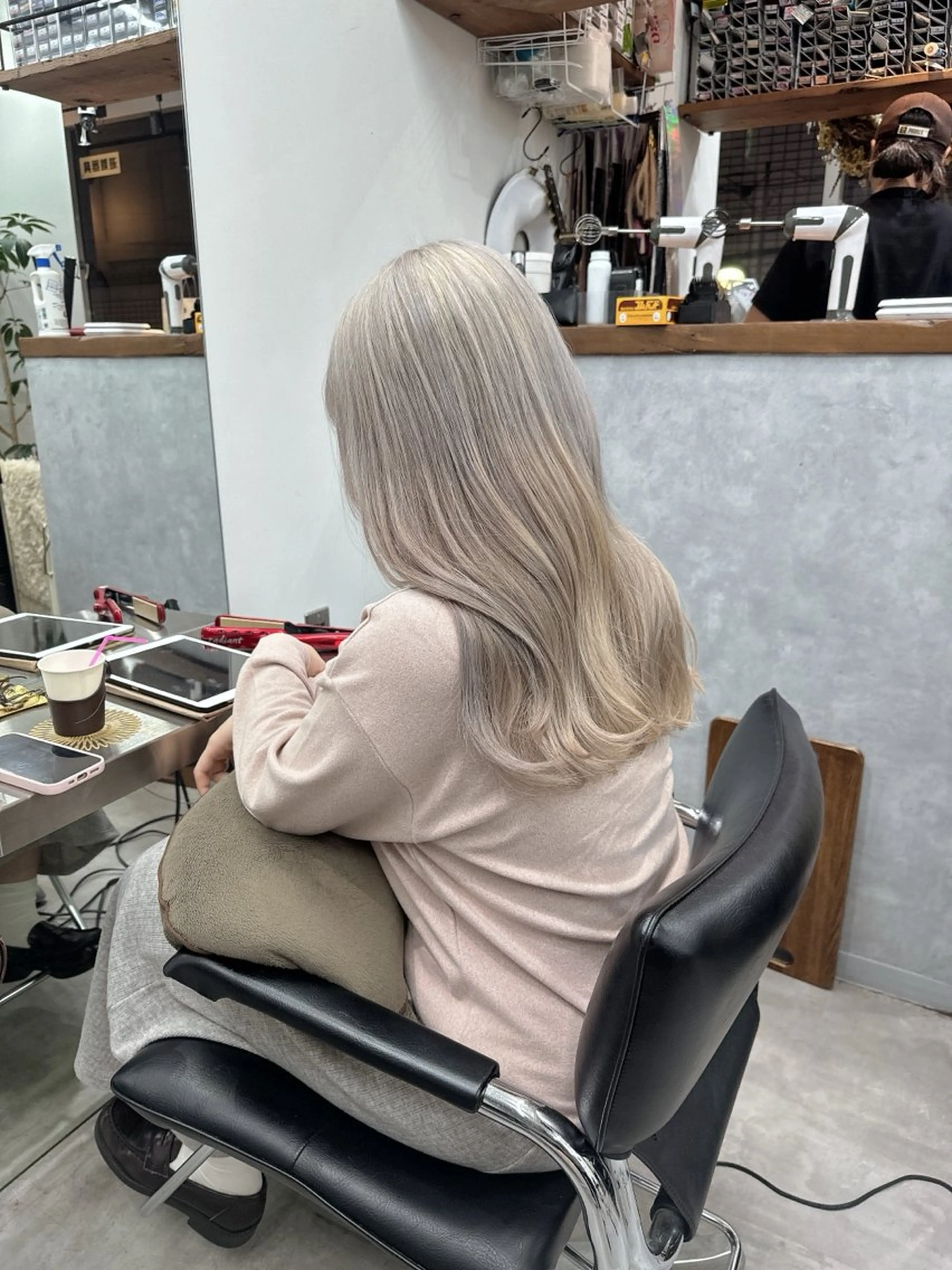 ロング カラー ベージュカラー ブリーチ ミルクティーベージュ ホワイトベージュ ヘアカラー トリートメント ブリーチ指名 NO1🌈SAKIのヘアスタイル