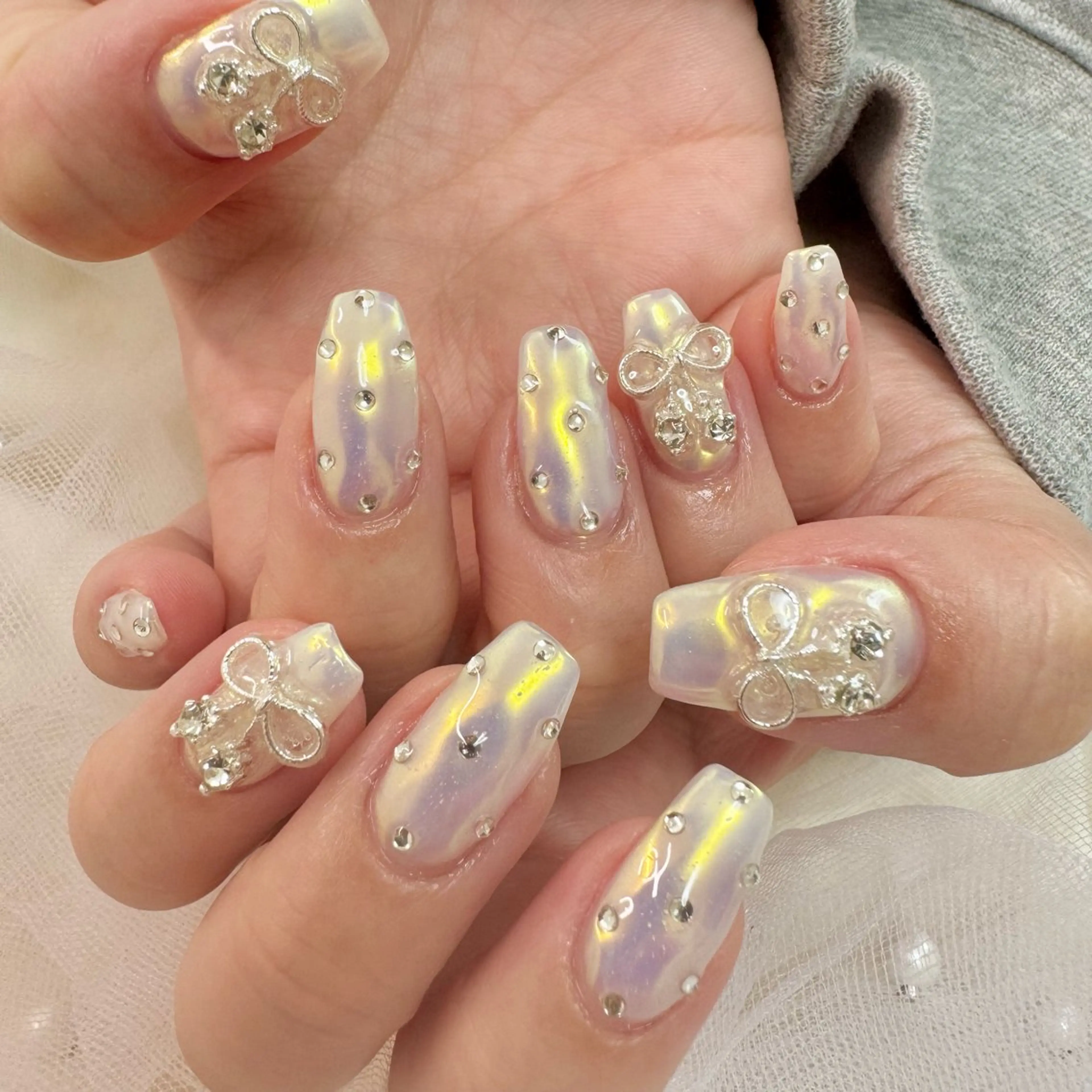 ネイル オーロラネイル リボン nail salon e'mu💐のネイルデザイン