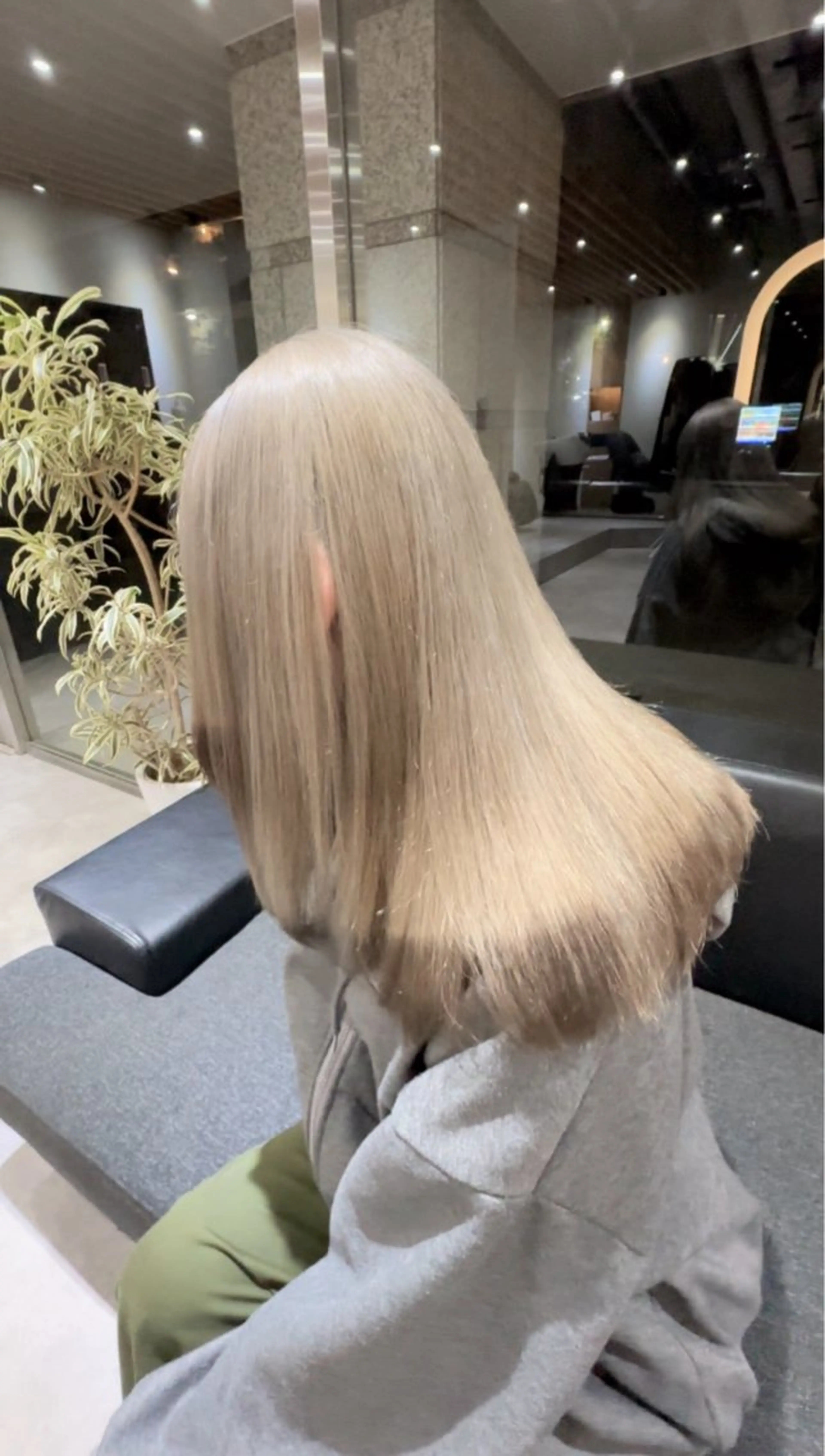 ロング カラー ブリーチ ケアブリーチ イヤリングカラー インナーカラー カット ヘアカラー トリートメント レイヤーカット/ ブリーチカラー/雅人のヘアスタイル