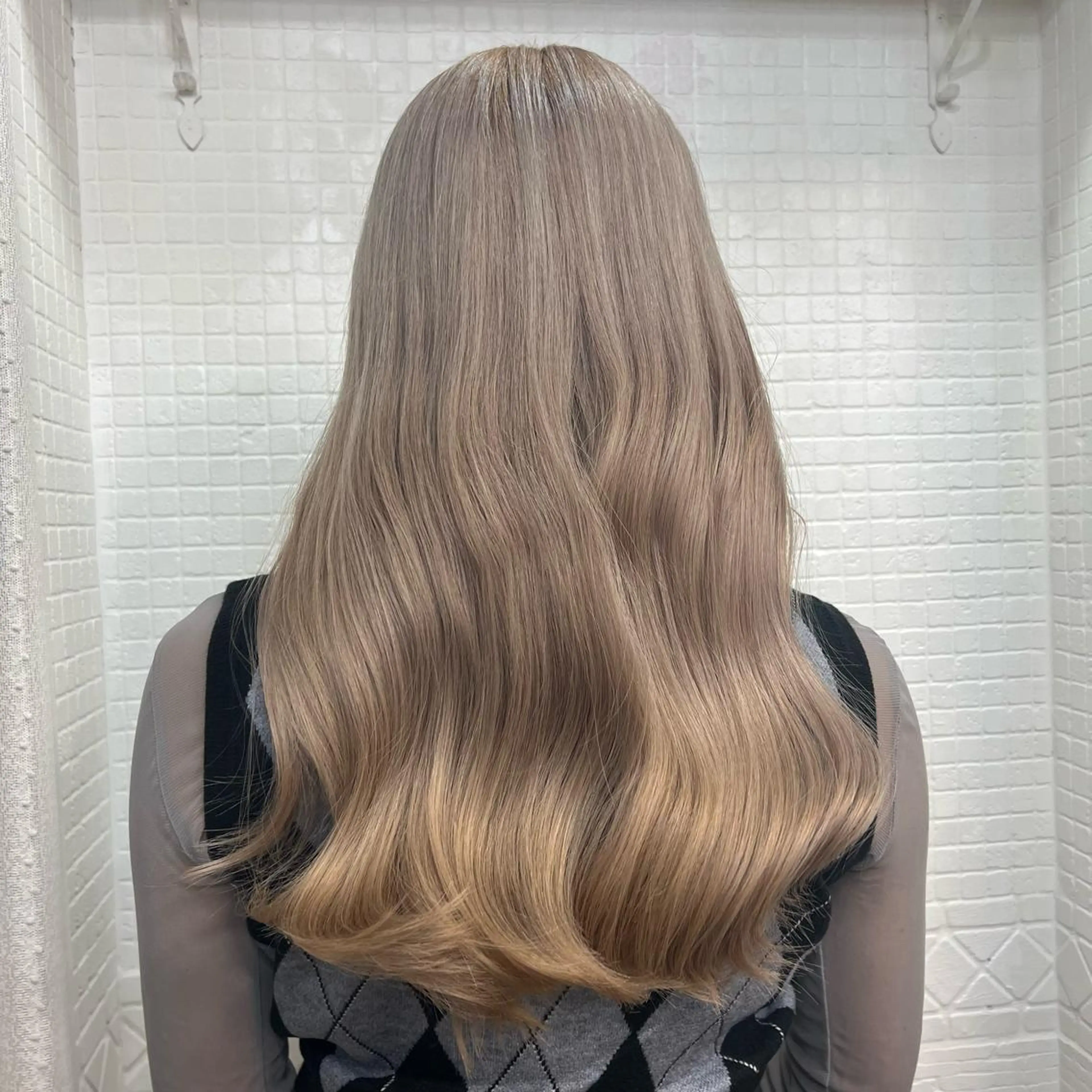 ロング カラー ベージュカラー ブリーチ ハイトーンカラー ホワイトベージュ アンククロス青山店所属・ANKHCROSS りりあのヘアスタイル