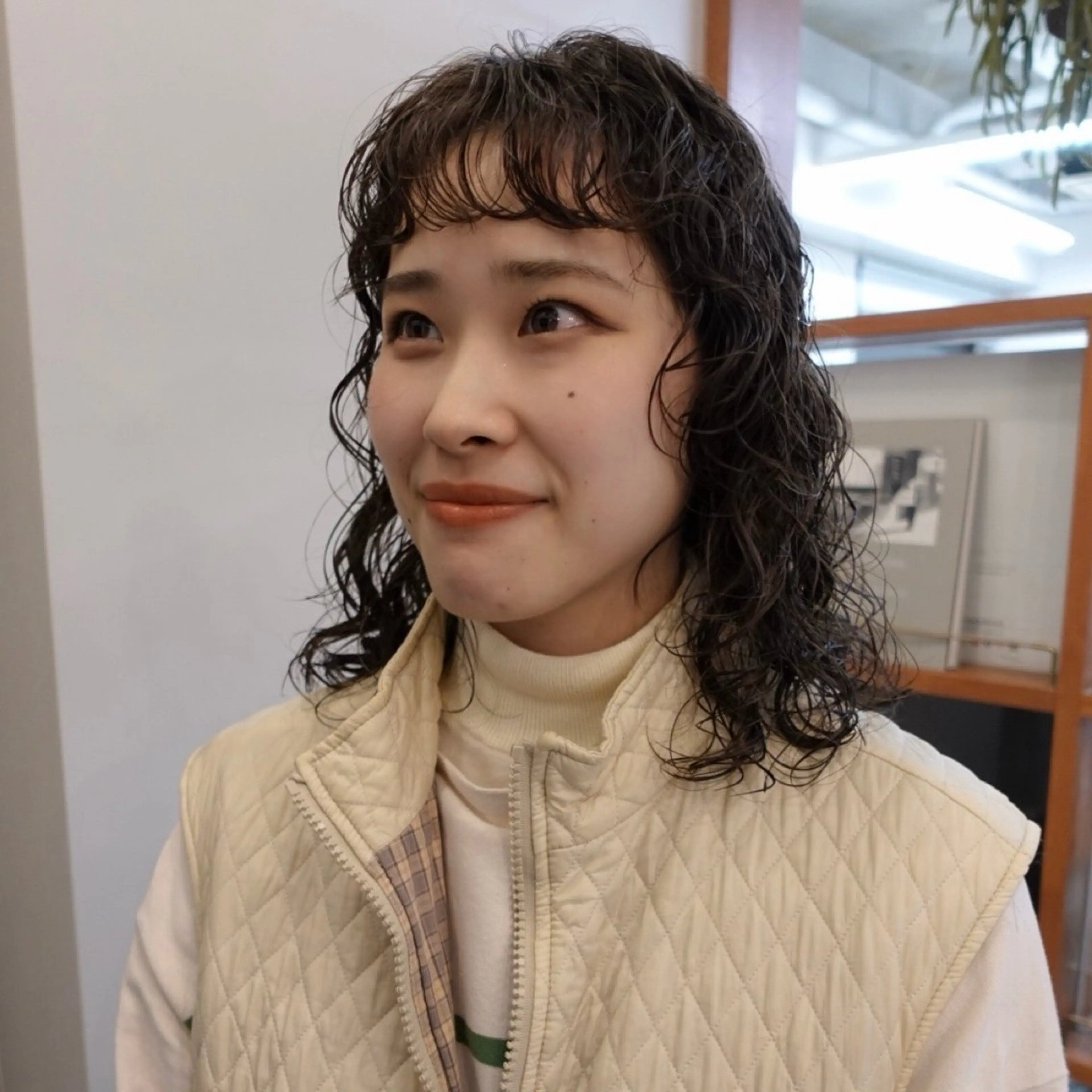 ミディアム パーマ ヘアアレンジ ミディアムパーマ オン眉 パーマ 🌐サトウ リョウ🌐のヘアスタイル