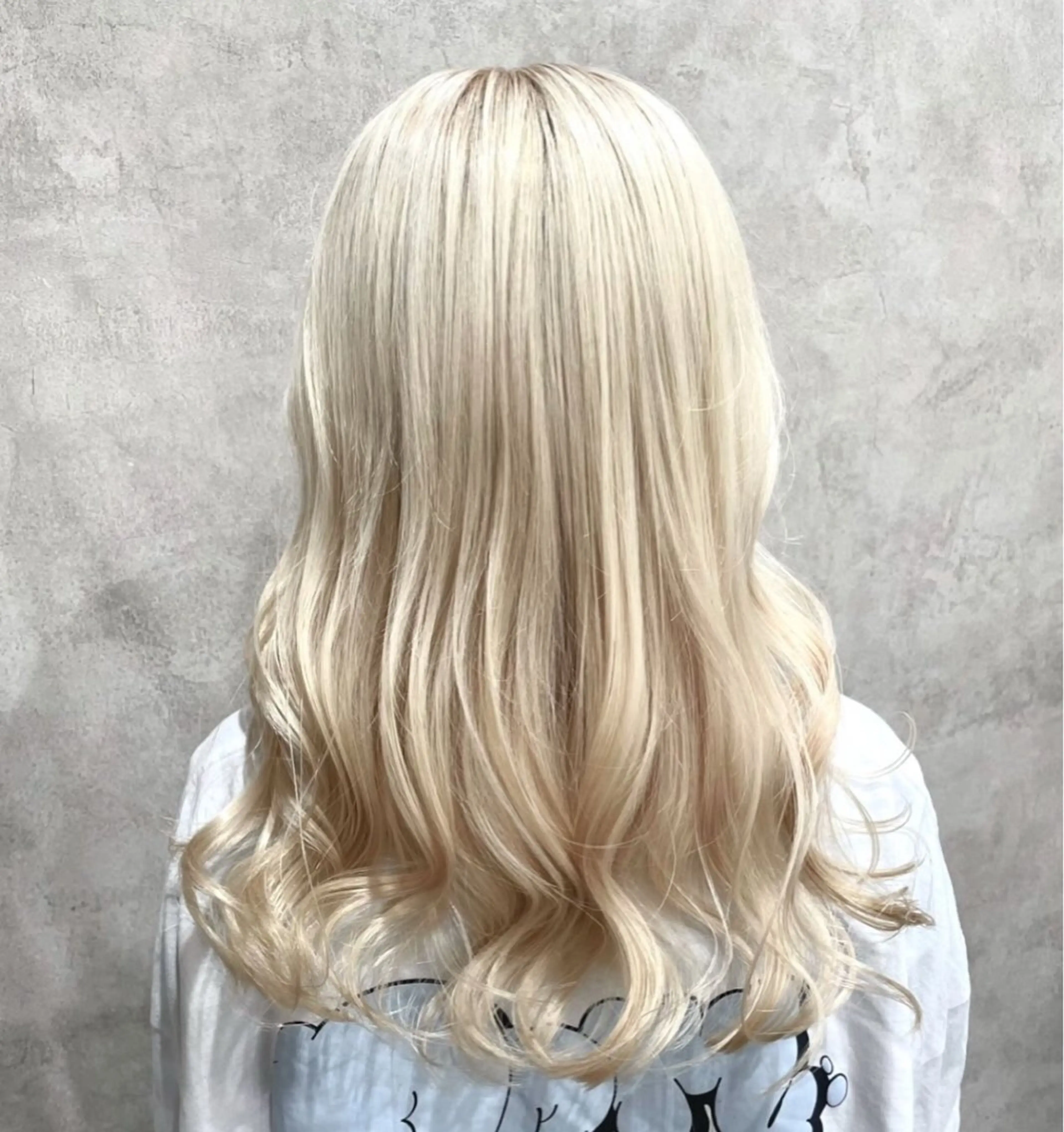 セミロング 🍑🧋ハイトーン 暖色カラーlucaのヘアスタイル