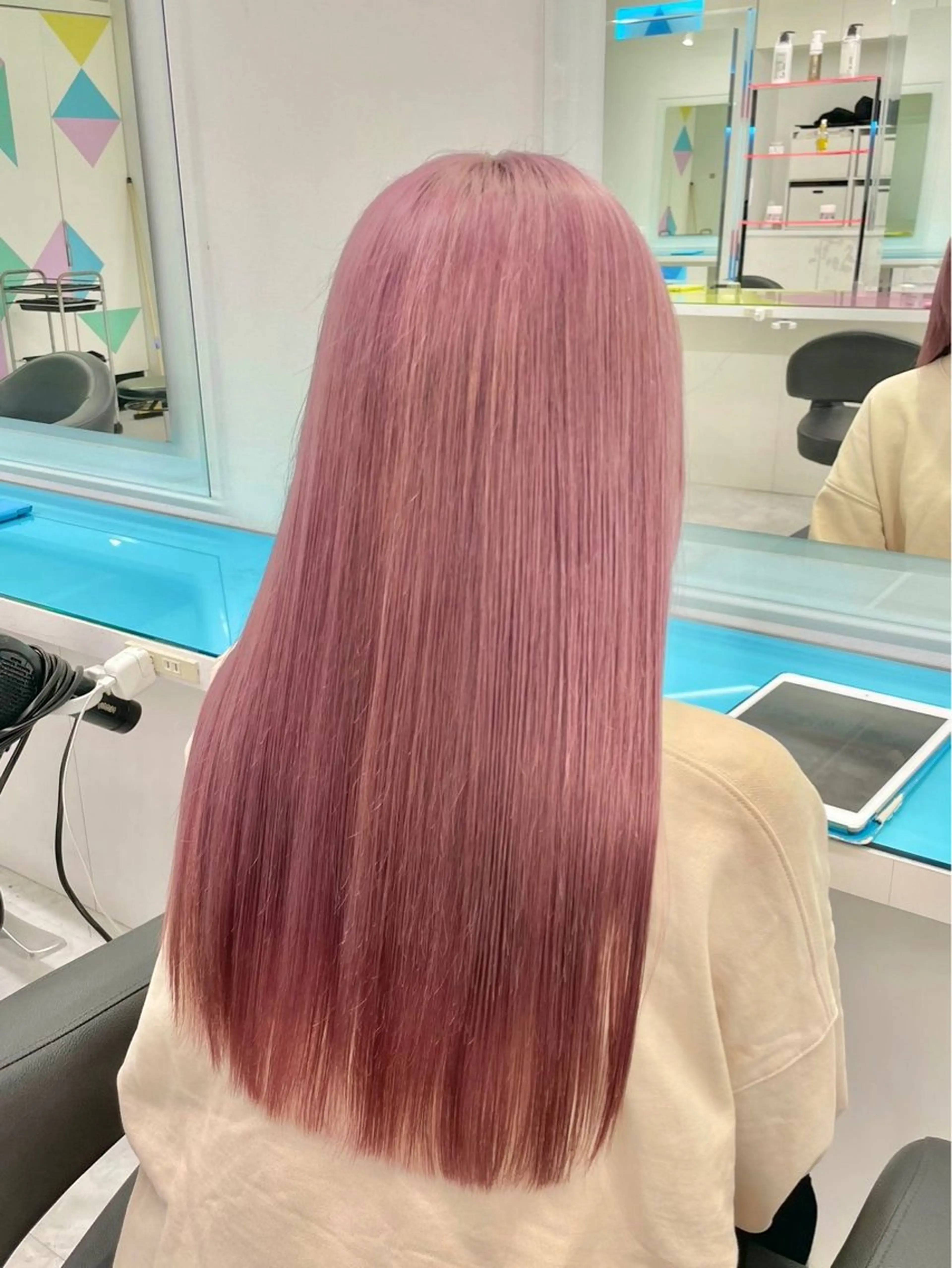 セミロング カラー ヘアアレンジ ヘアカラー トリートメント ヘアセット 🩵ダメージレス艶感 ハイトーン🩷のヘアスタイル