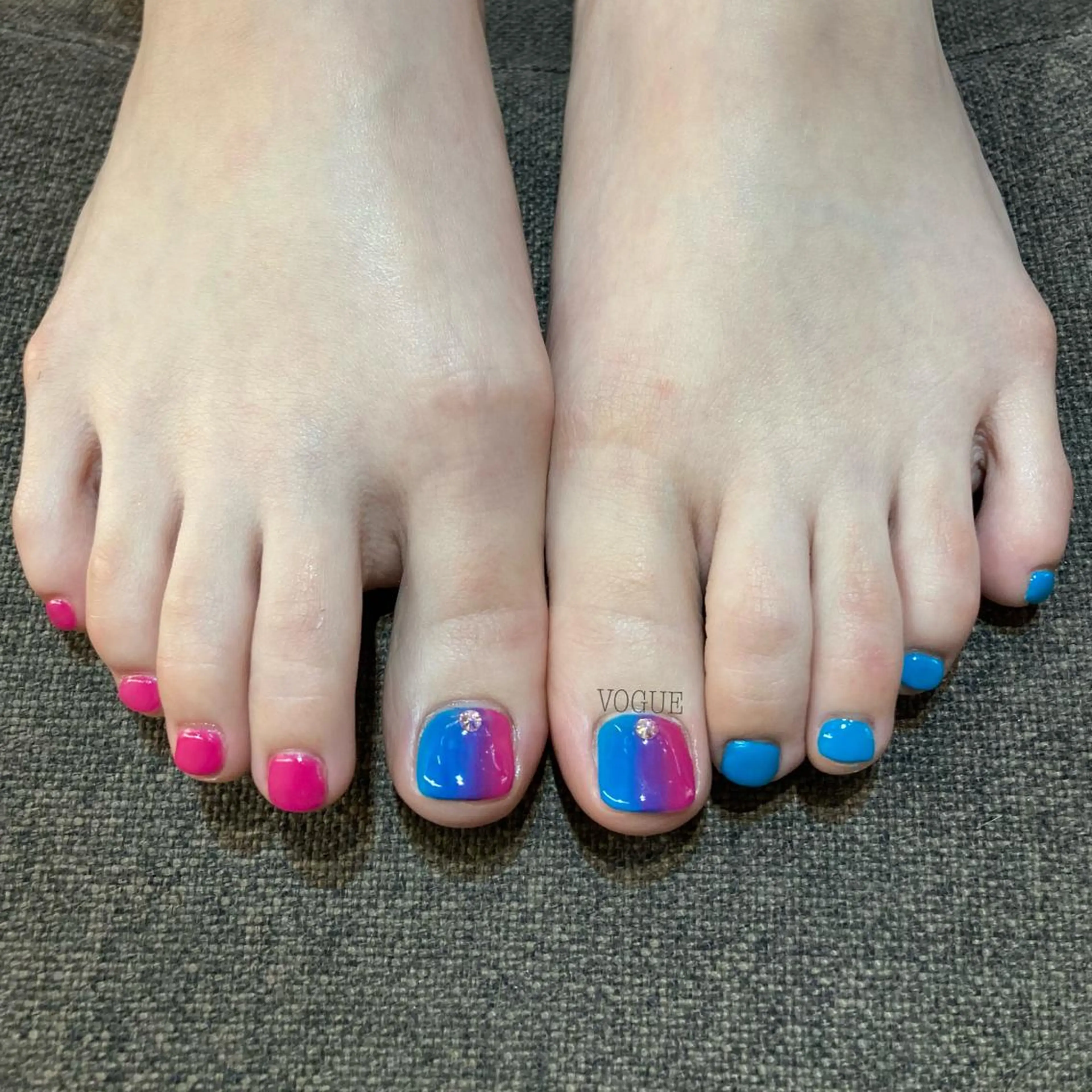 ネイル グラデーション ストーンネイル VOGUE ×SWANのネイルデザイン