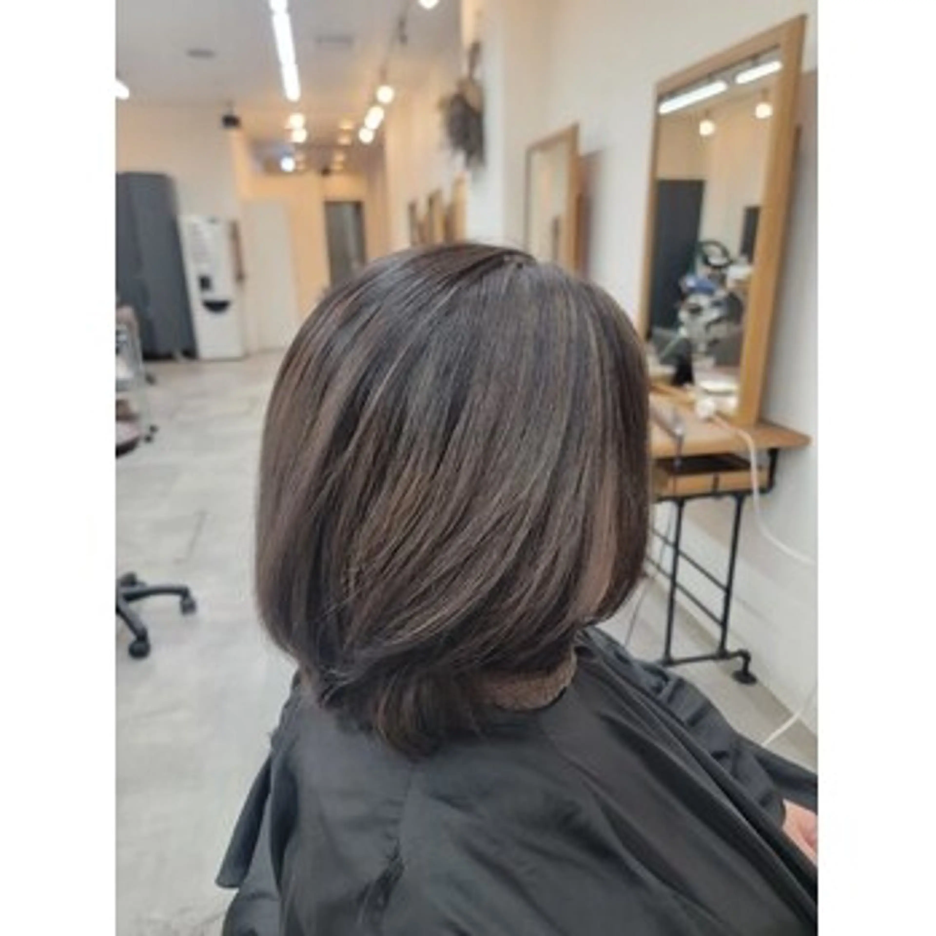 ミディアム カラー ハイライトカラー ハイライト 浜田りほ Luxbe 博多バスターミナルのヘアスタイル