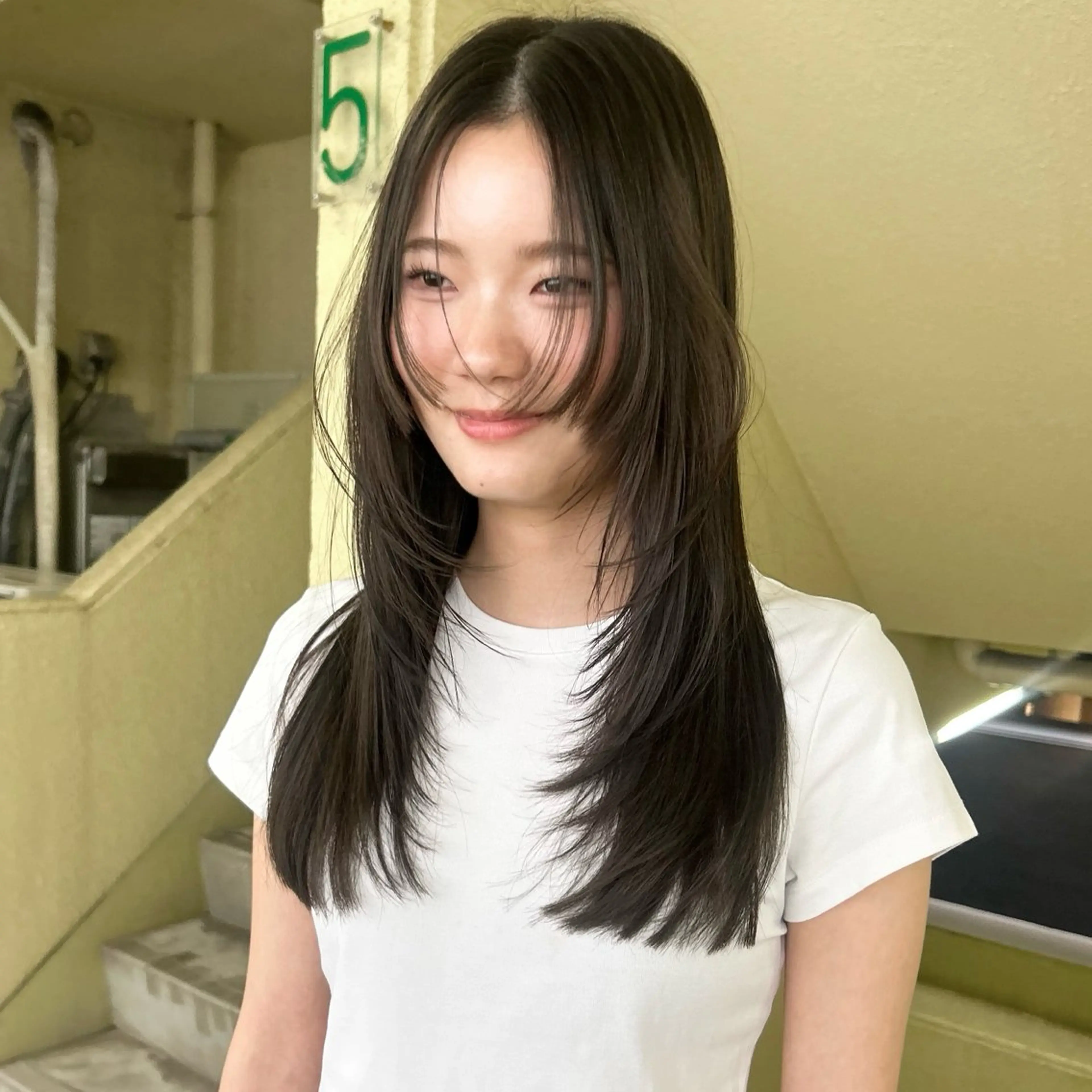 ロング カラー グレージュ カーキグレージュ 顔まわりレイヤー レイヤーカット カット ヘアカラー トリートメント レイヤーカット/栄/ 顔周り/キトウモエノのヘアスタイル