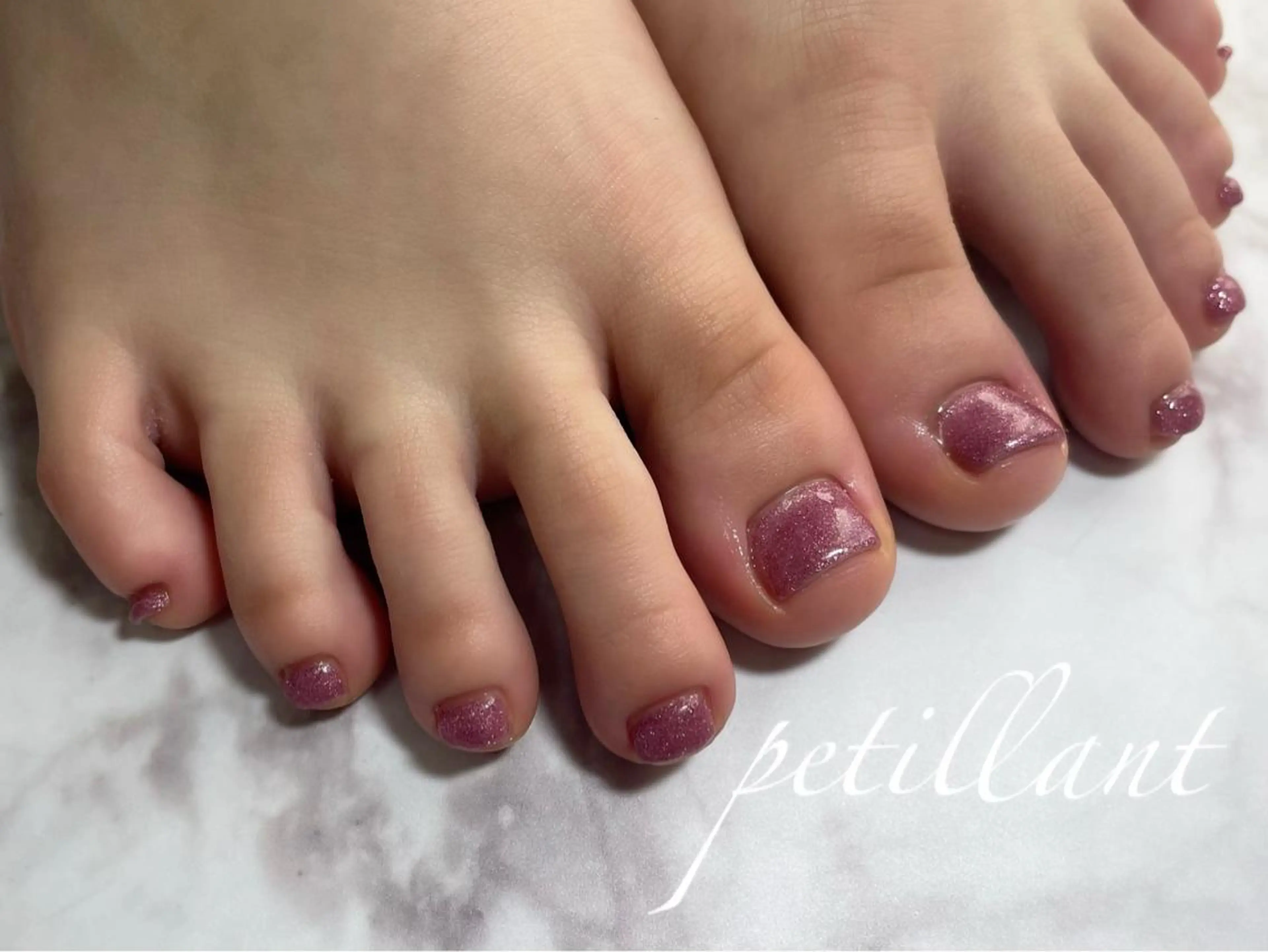 ネイル フットネイル ラメ(グリッター) 春ネイル フットネイル petillant所属・nail salon petillantのネイルデザイン