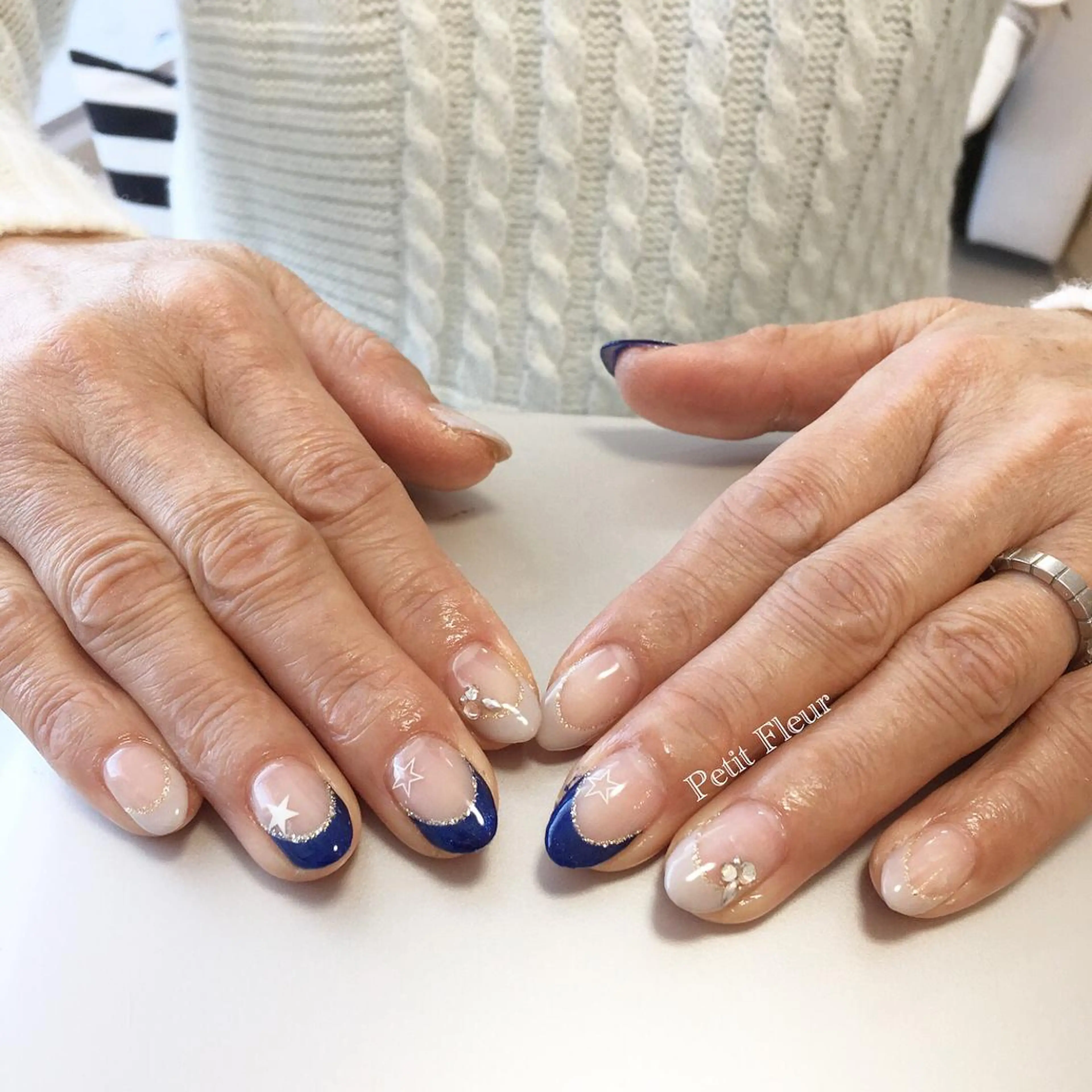 ネイル フレンチネイル ネイビー Petit Fleur所属・青柳 亜梨奈のマツエク・マツパデザイン