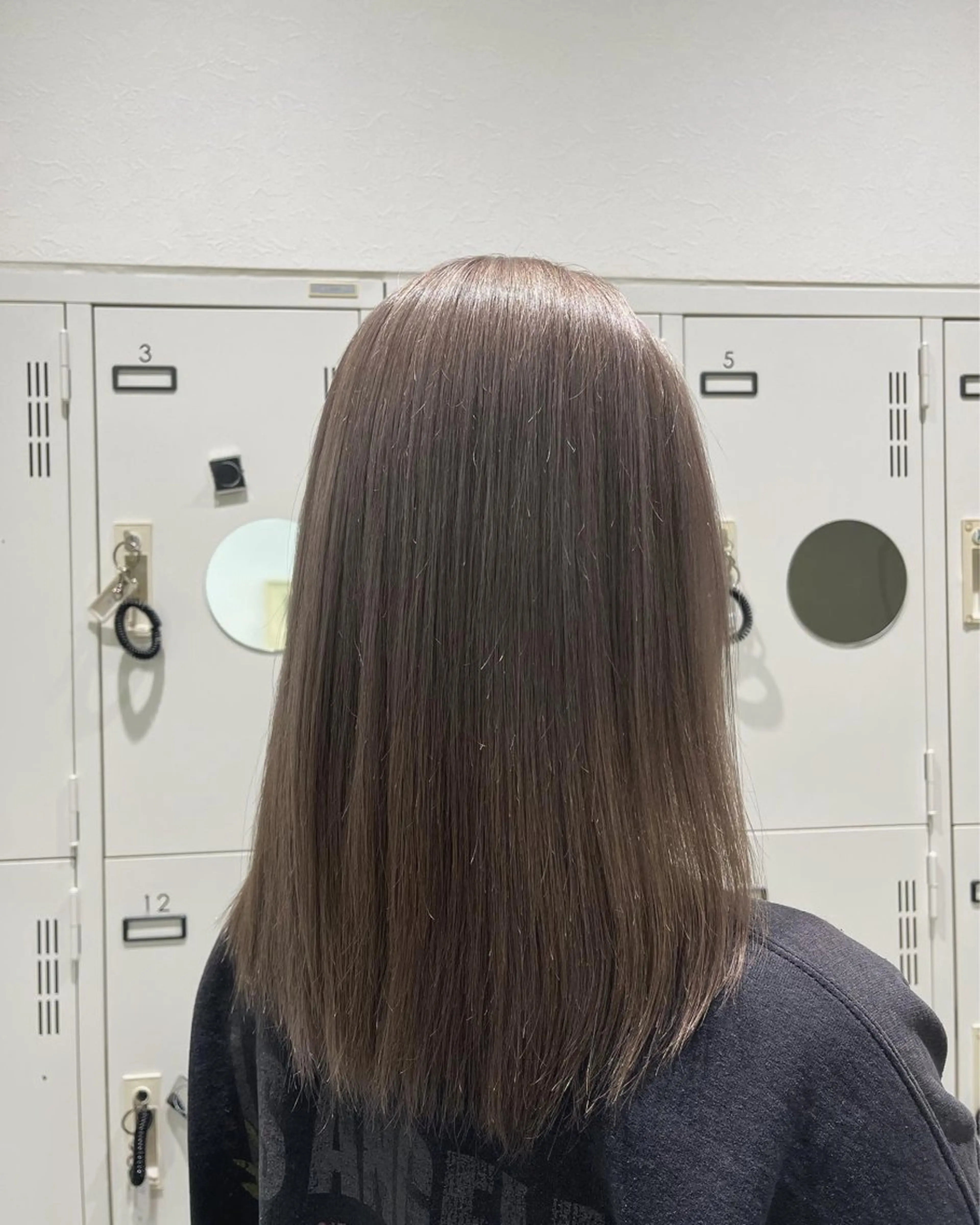 ミディアム カット ヘアカラー omocha umiのヘアスタイル