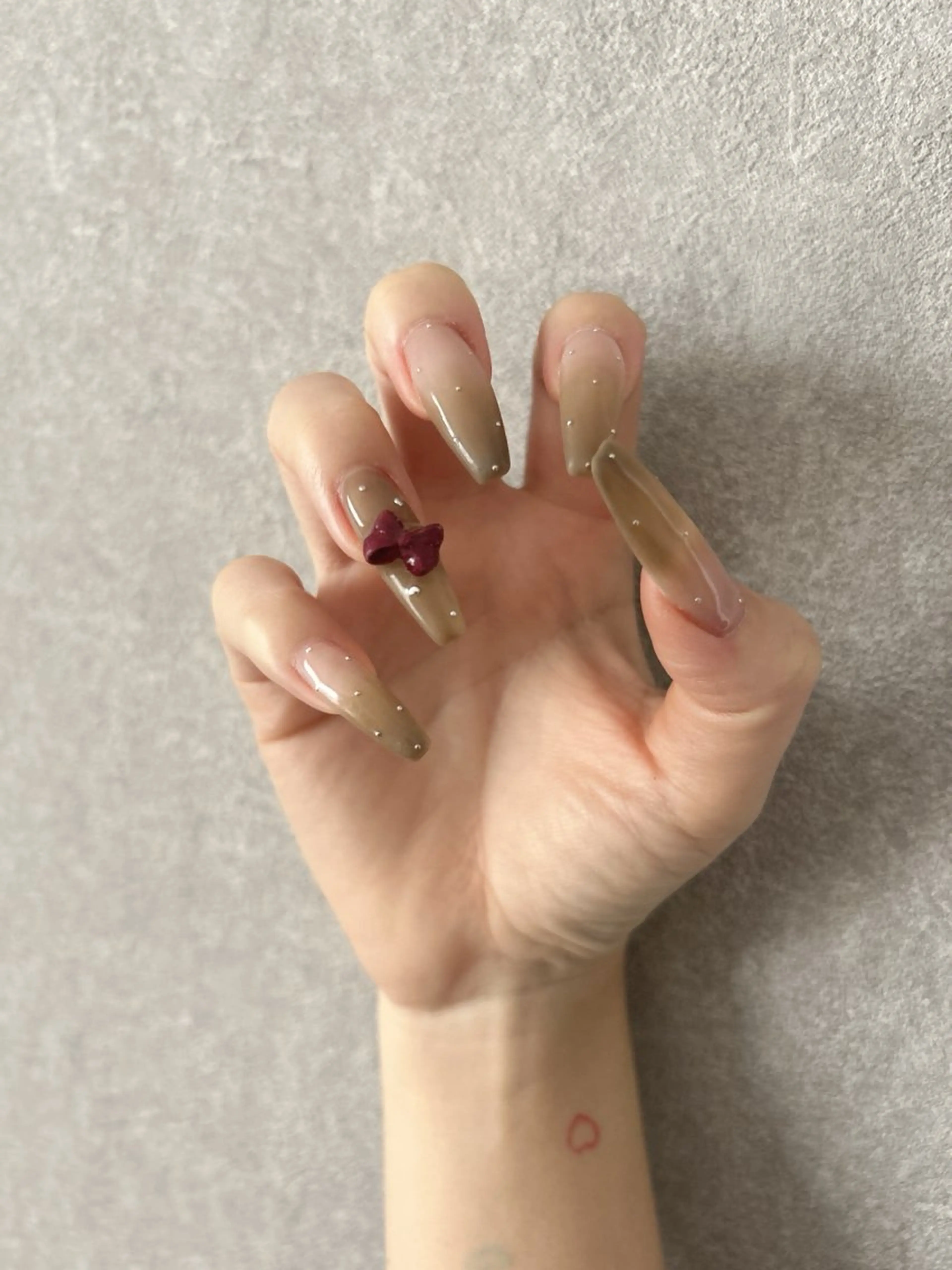 ネイル ボルドー リボン ハンドネイル tote. sumileのネイルデザイン