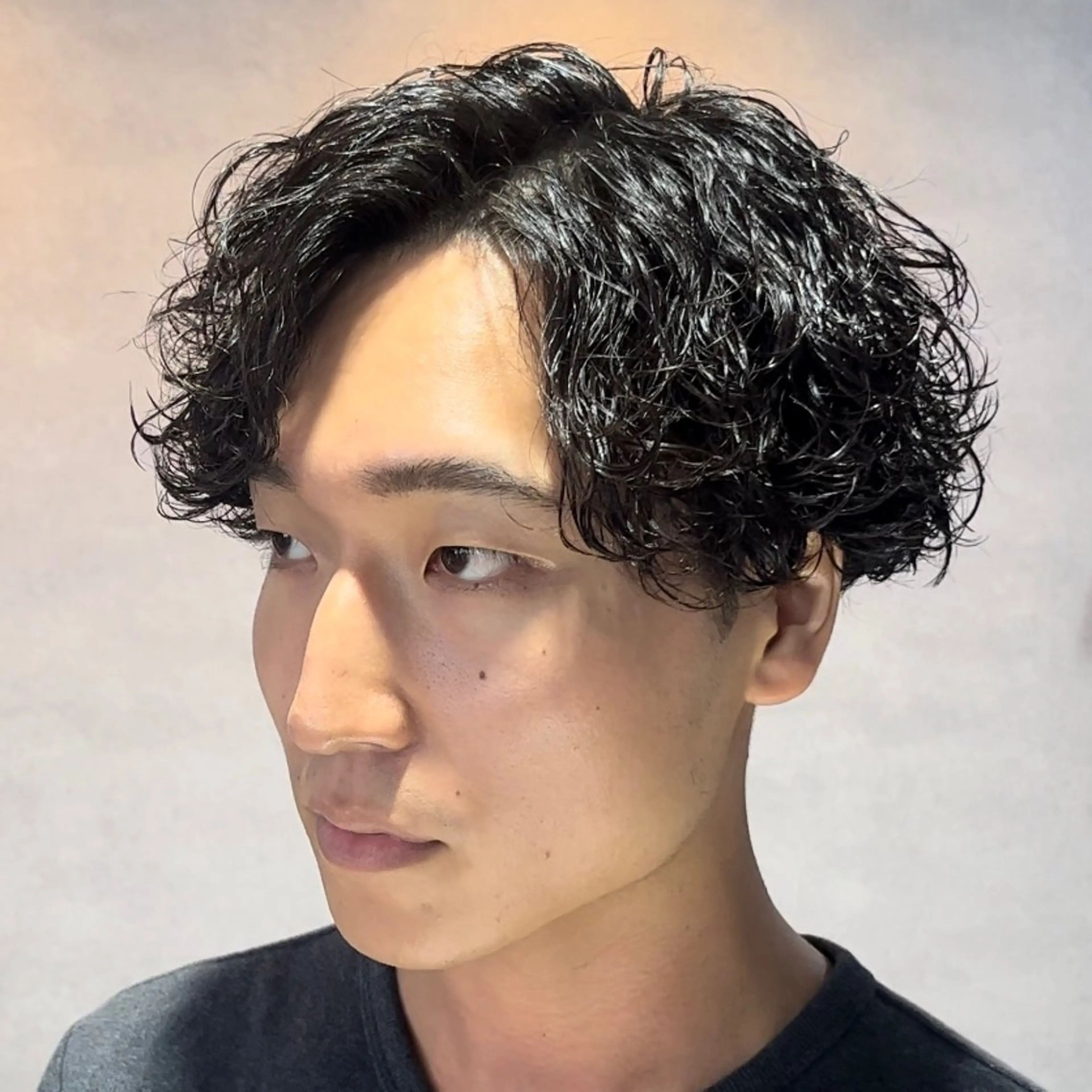 ショート カラー パーマ メンズ 波巻きパーマ カット パーマ ヘッドスパ ヘアセット センターパート マスターかずまのヘアスタイル