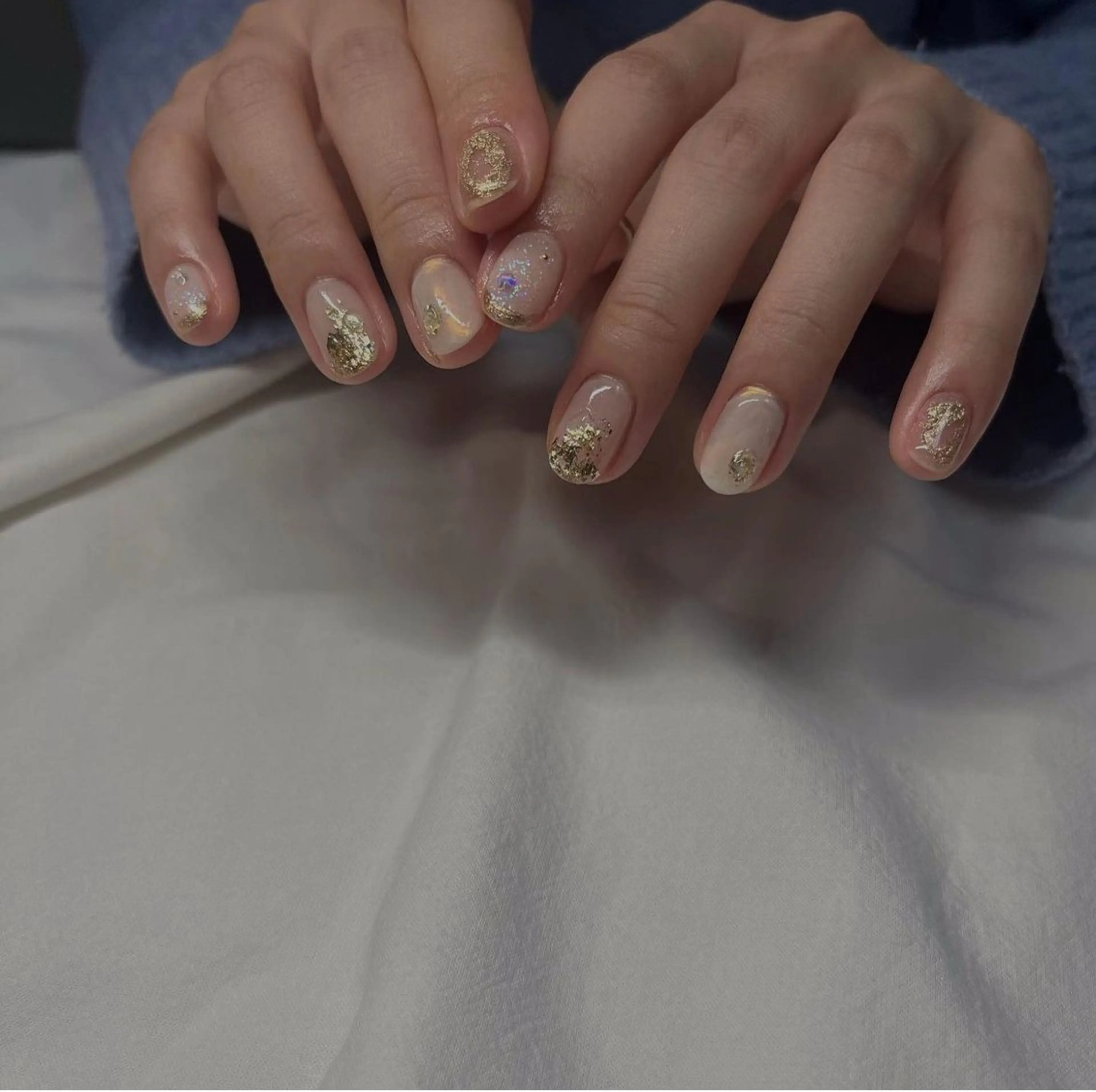 ネイル オーロラネイル ゴールド 氷ネイル・うるうるネイル ニュアンスネイル 冬ネイル ハンドネイル &. momoのネイルデザイン