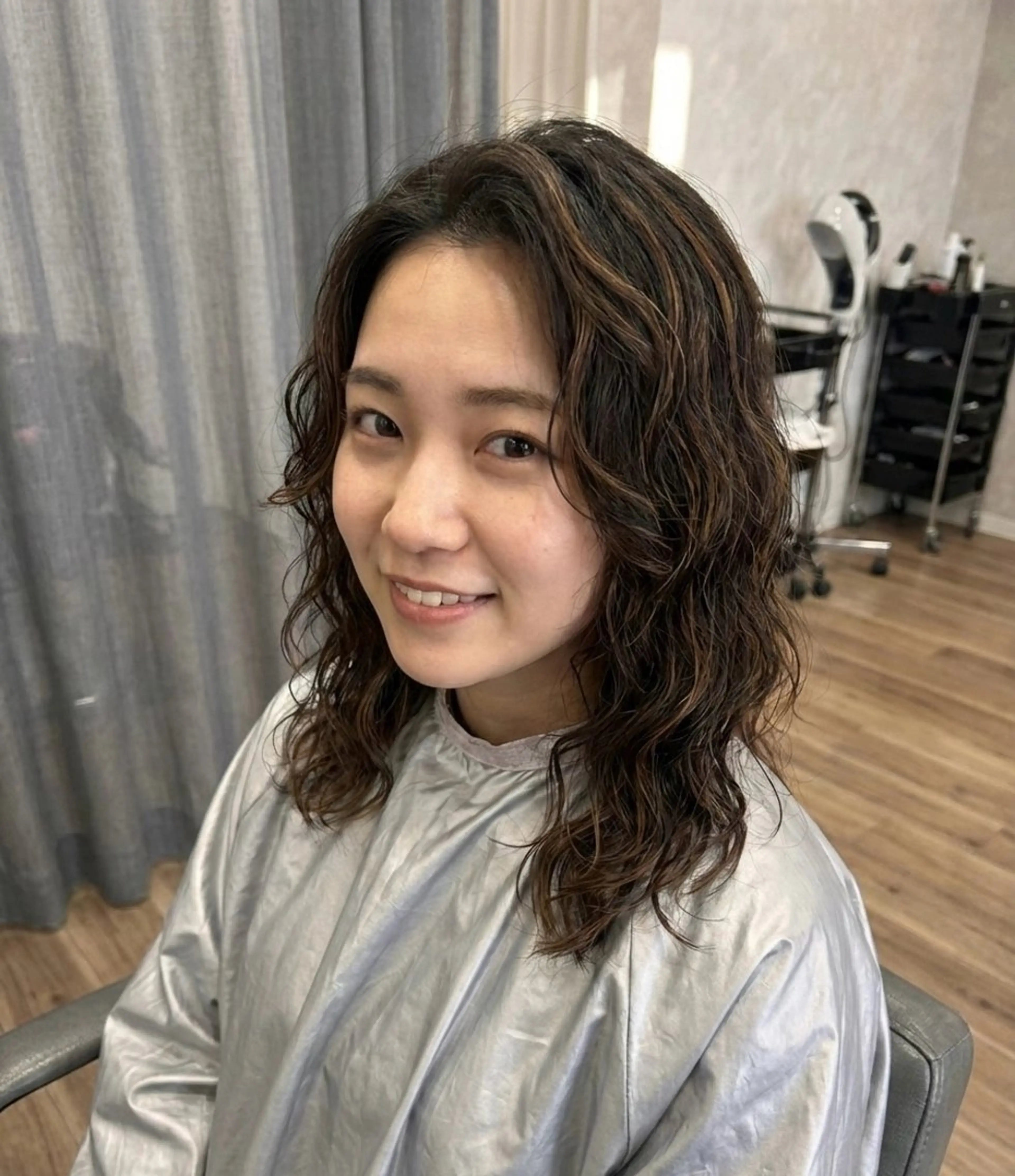 ミディアム ミディアムパーマ 【パーマ】【デザイン カラー】拳🌊のヘアスタイル