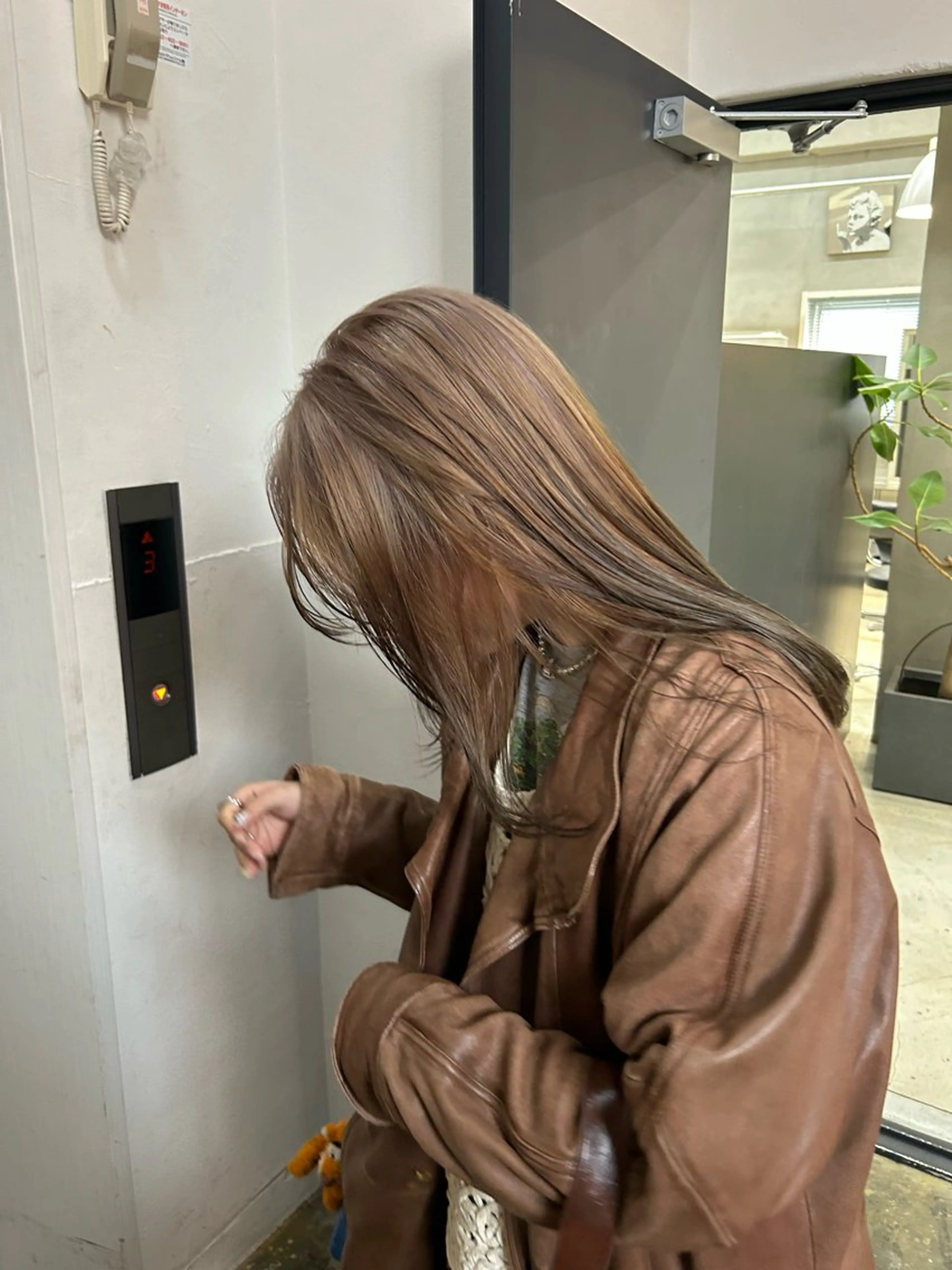 セミロング カラー ベージュカラー デザインカラー グラデーションカラー taoka ayaのヘアスタイル