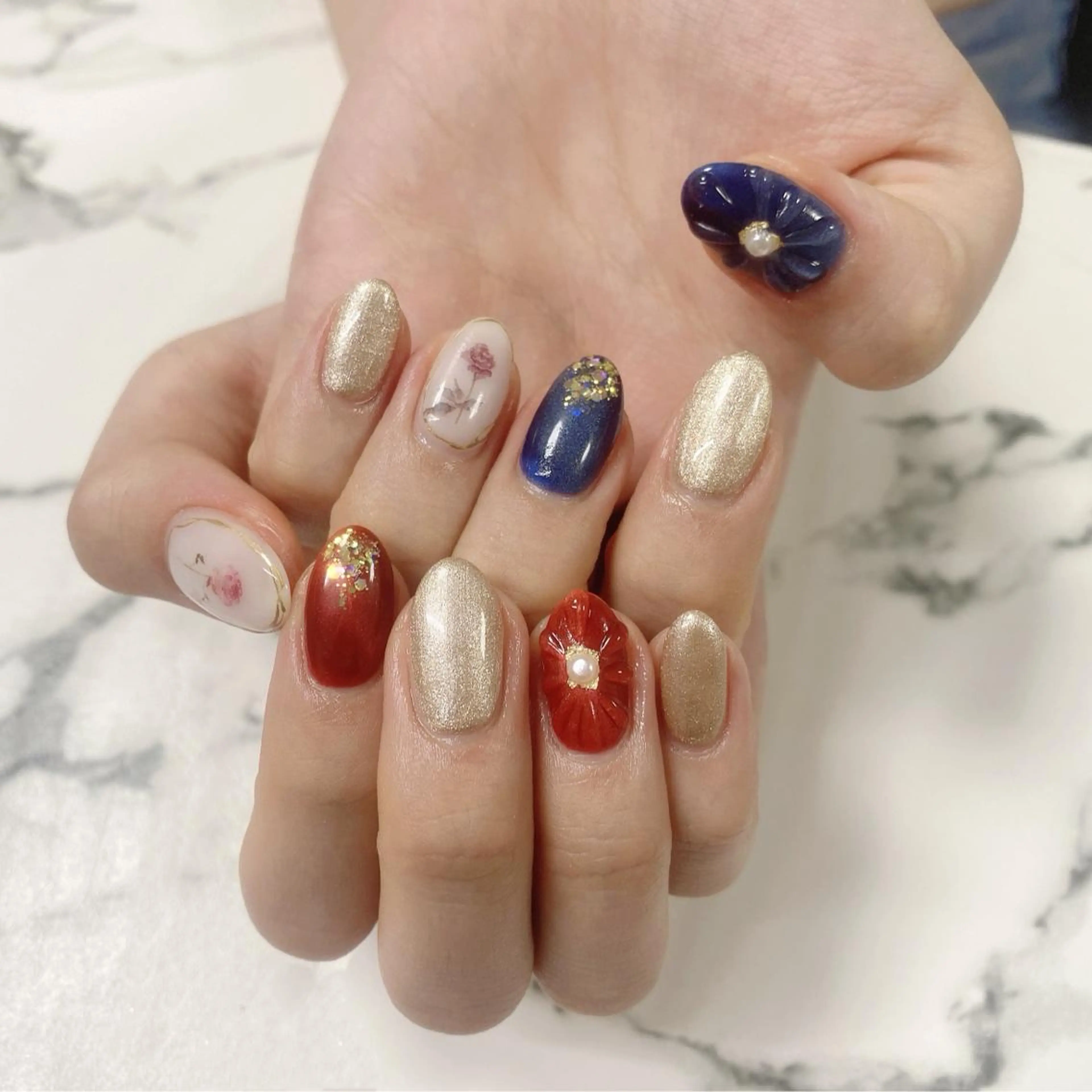 ロング カラー ネイル ブルー マグネットネイル 赤色 Q Free nailsのネイルデザイン