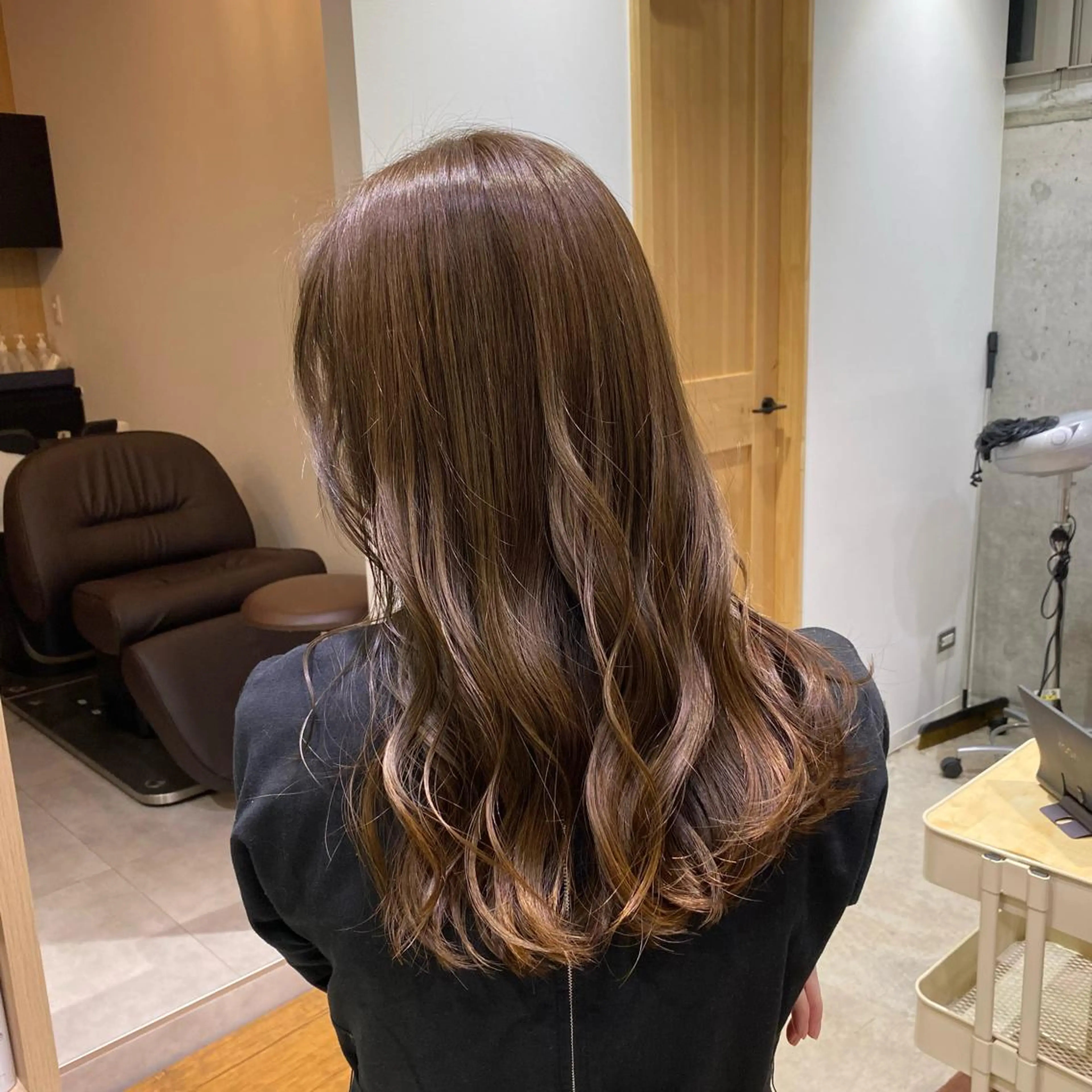 セミロング fumi🪞血色感 アップ艶カラーのヘアスタイル