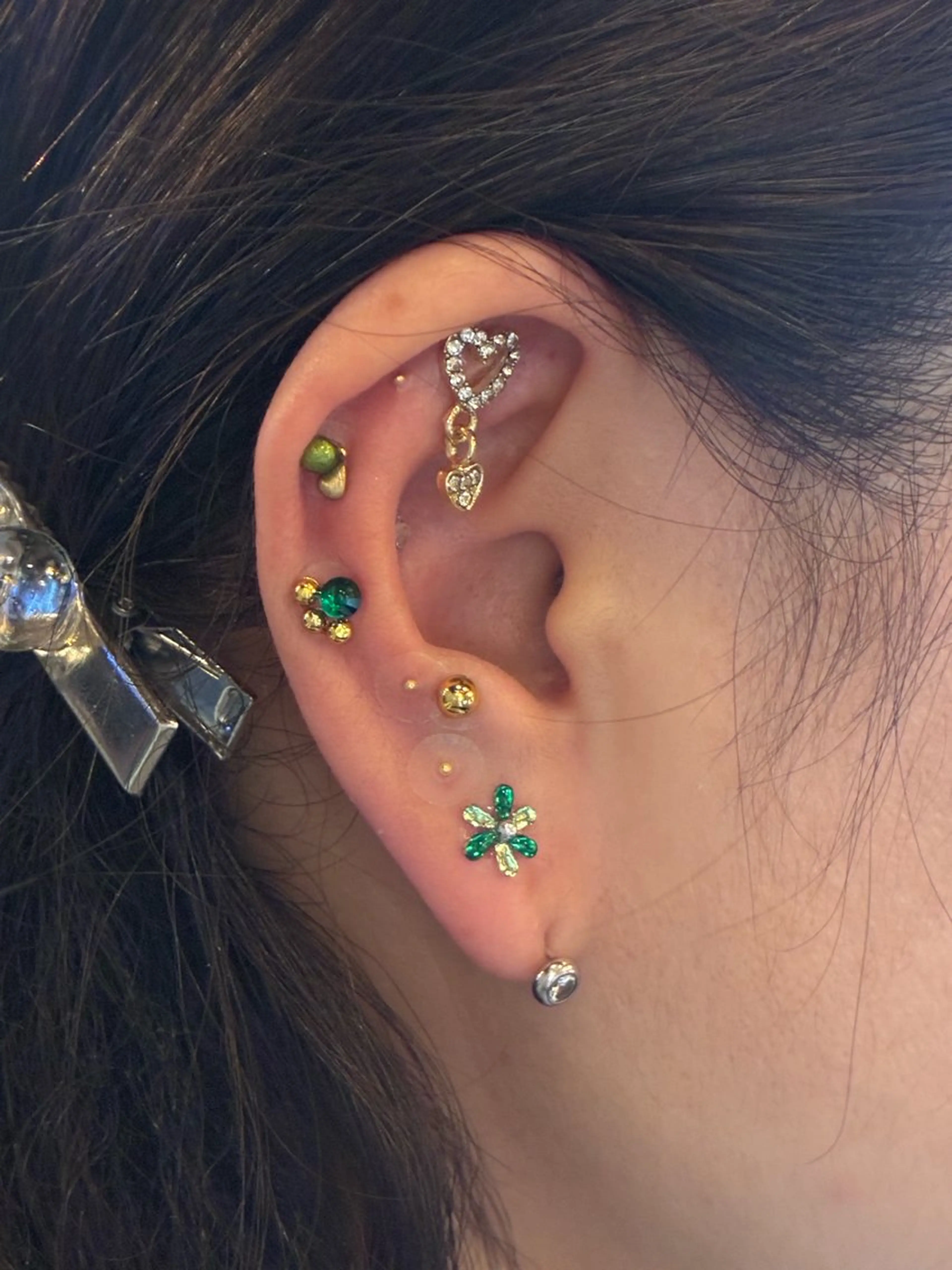 耳ツボジュエリー💎💚両耳で20粒まで✨(片耳10粒ずつ)の写真