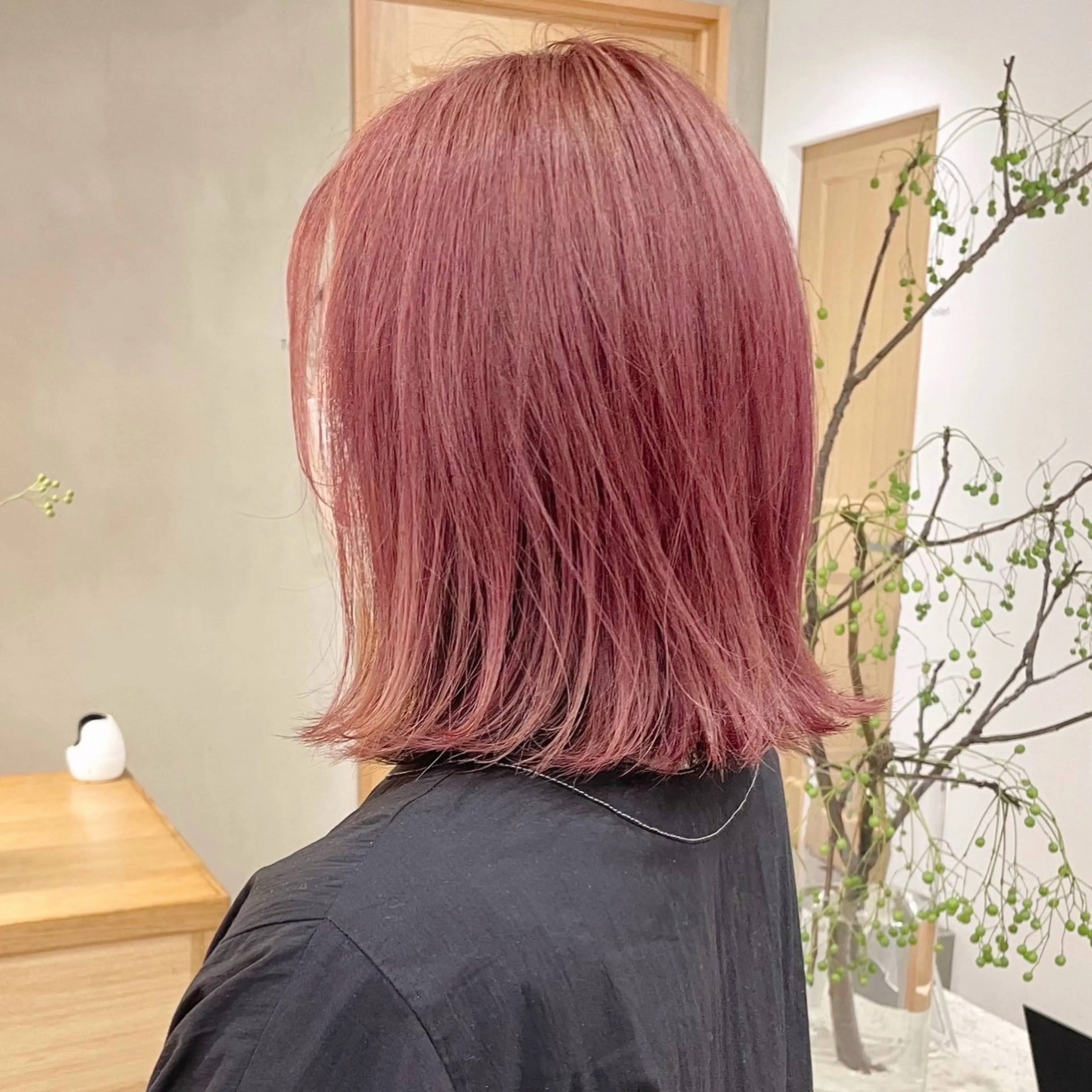 セミロング カラー ブリーチ ケアブリーチ カシス ピンクカラー ヘアカラー トリートメント ボブ/レイヤー 🌟梅田盛一🌟のヘアスタイル