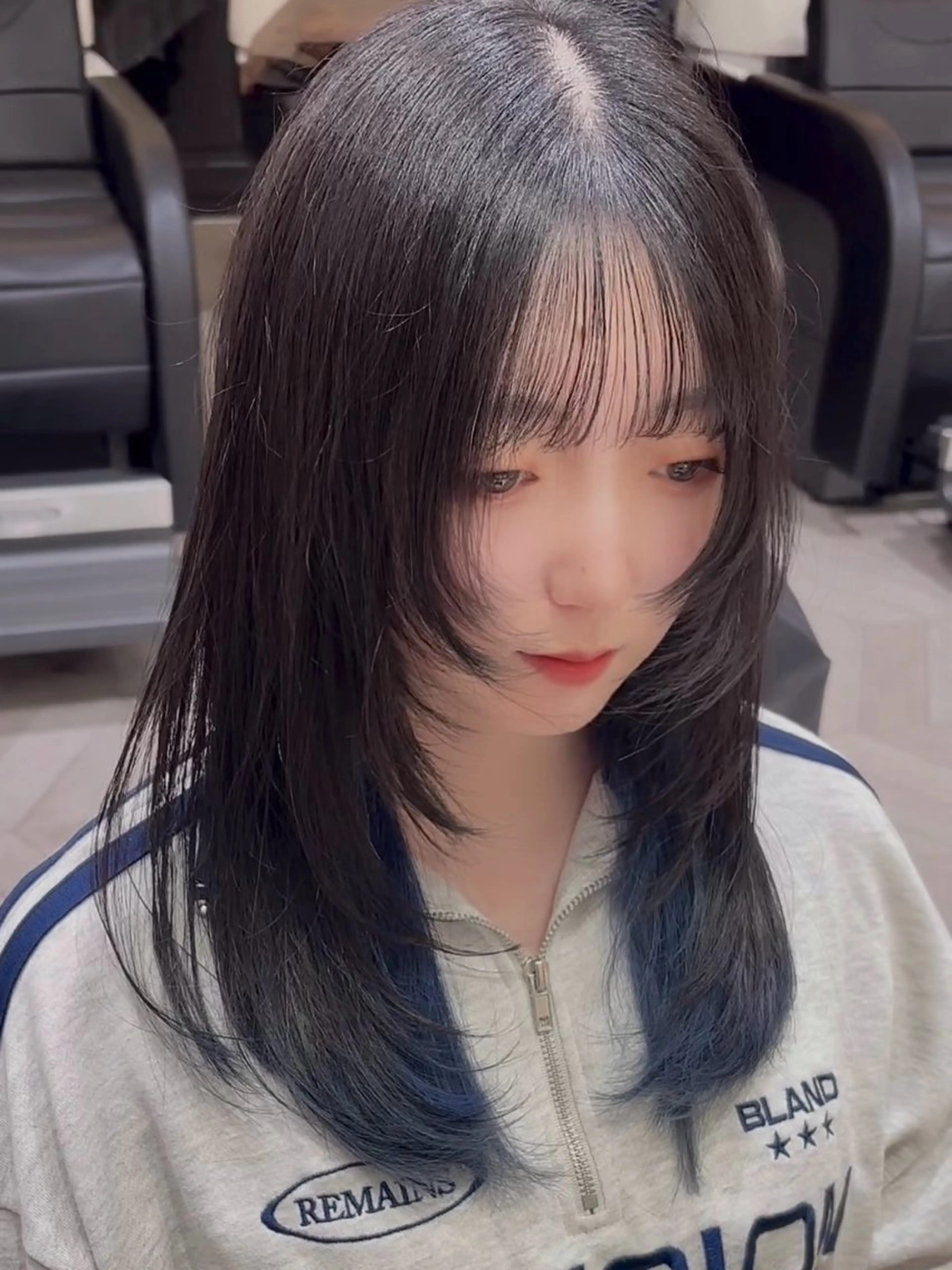 セミロング カラー ブルーカラー インナーカラー シルバー レイヤーカット カット ヘアカラー トリートメント 🥇メンズパーマ /縮毛矯正/木村神心のヘアスタイル