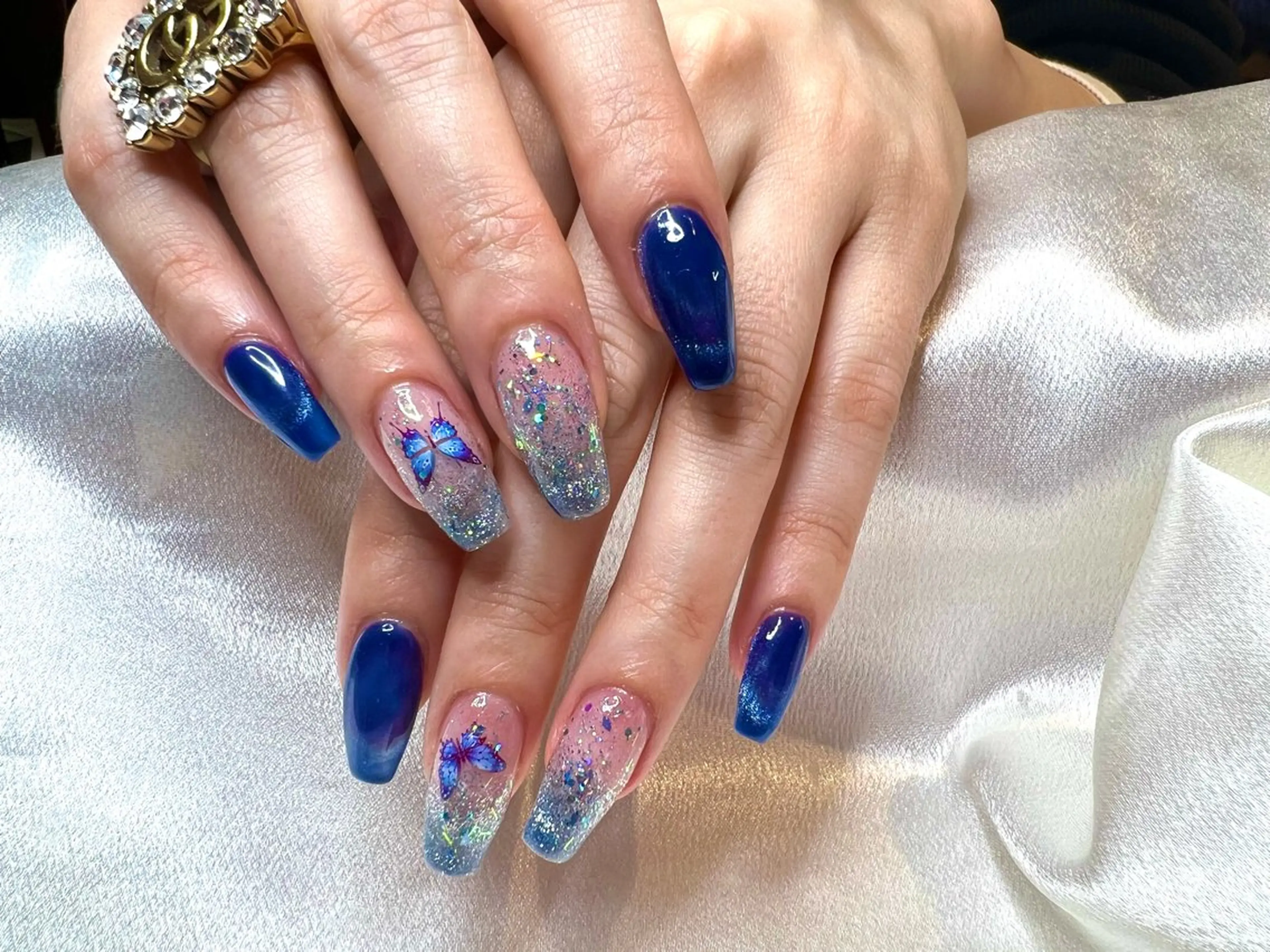 ネイル ブルー マグネットネイル リボン、ガーリー パーツ放題専門店のネイルデザイン