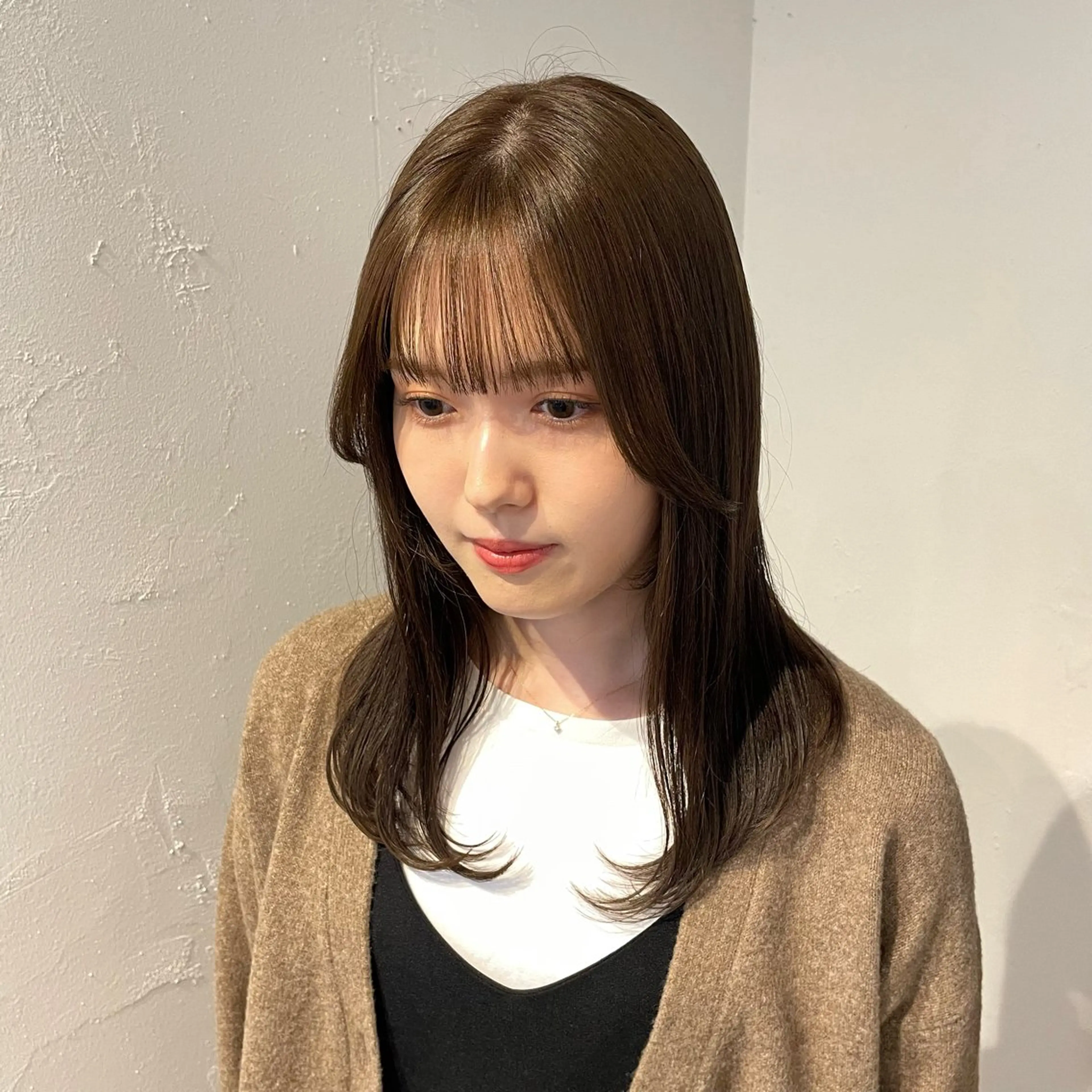 セミロング カット ヘアカラー トリートメント mina / 透明感ベージュカラーのヘアスタイル