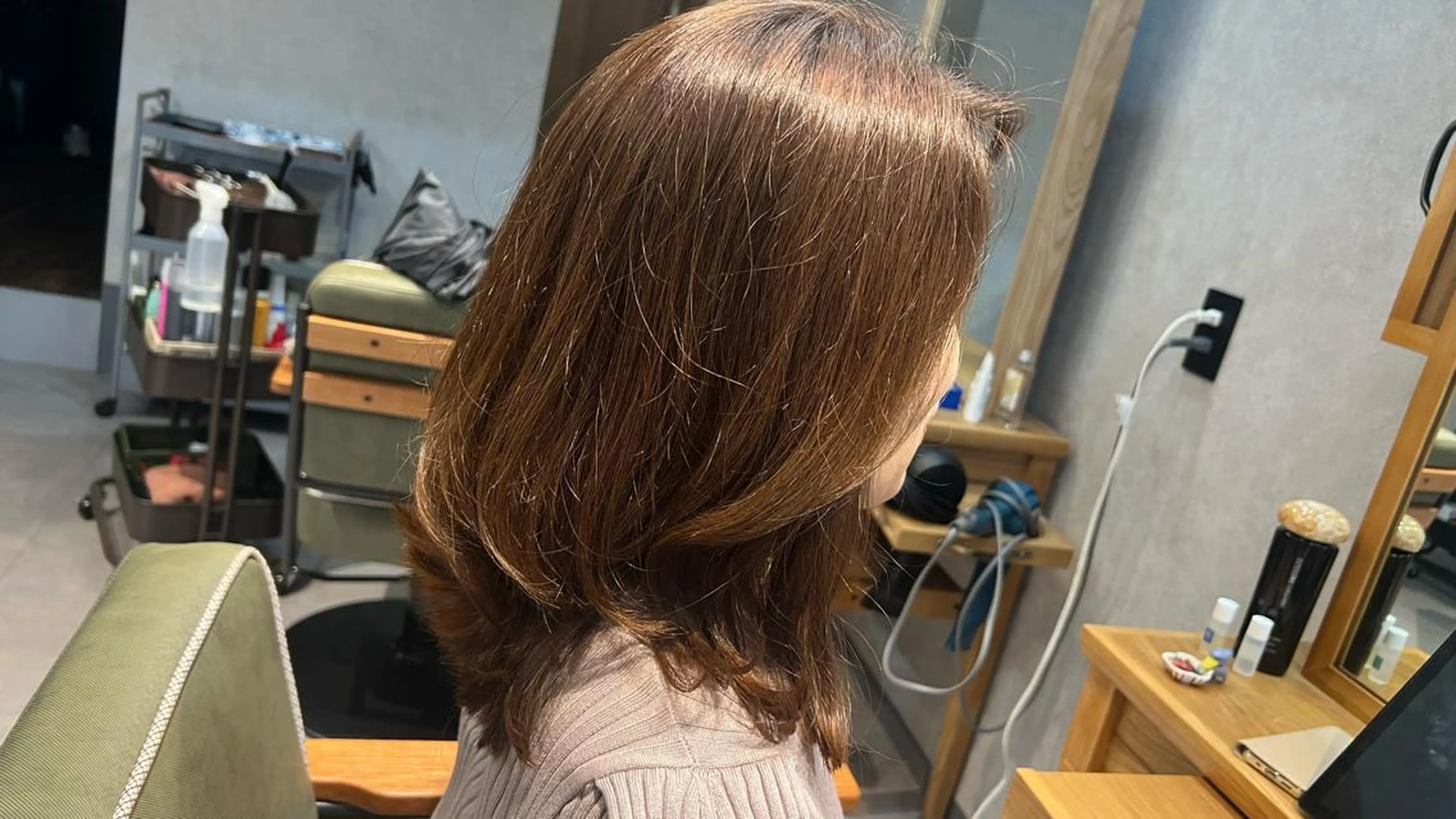 ミディアム カラー パーマ くびれヘア 仲宗根 綾のヘアスタイル