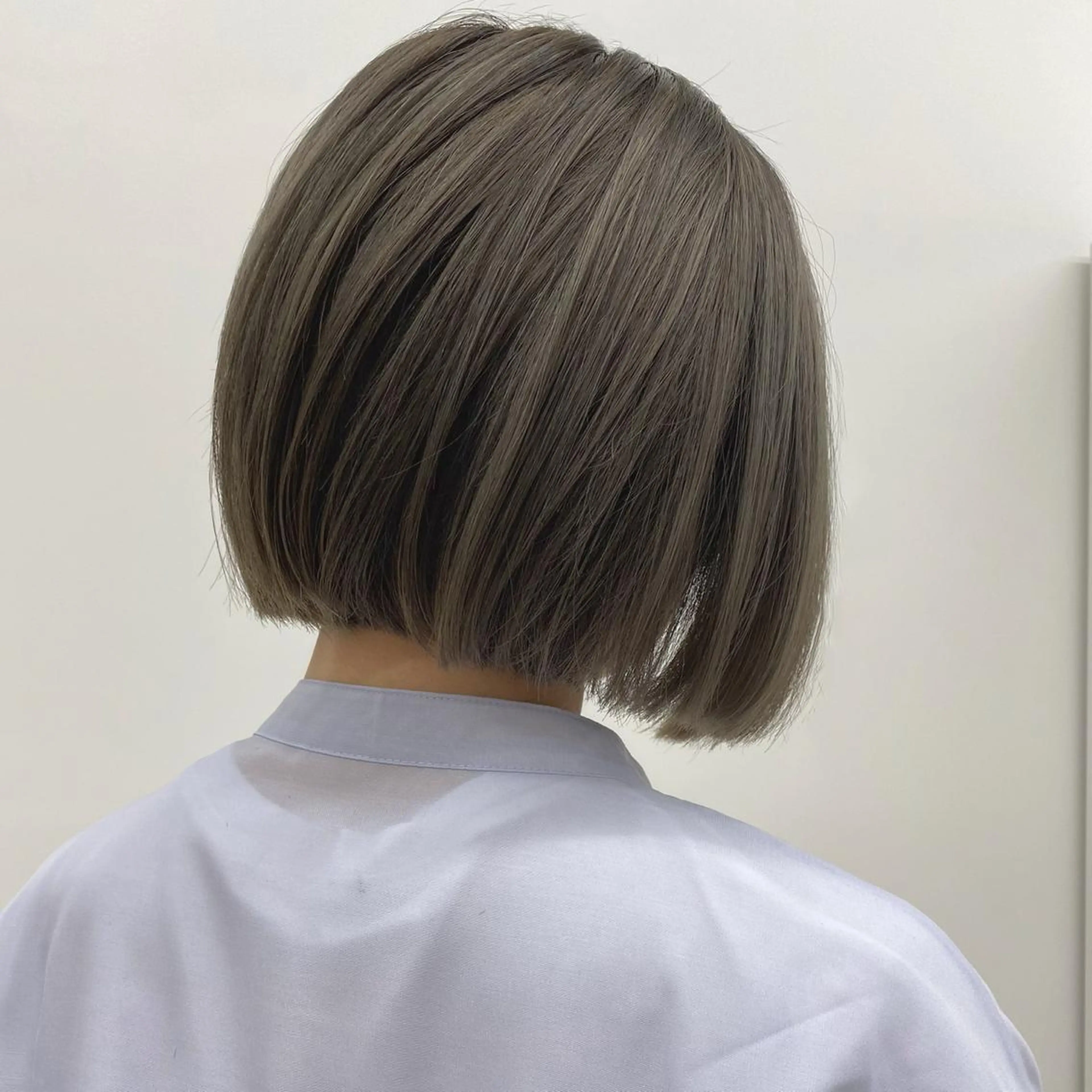 ショート カラー グレージュ ハイトーン特化🌟 仲川和人のヘアスタイル