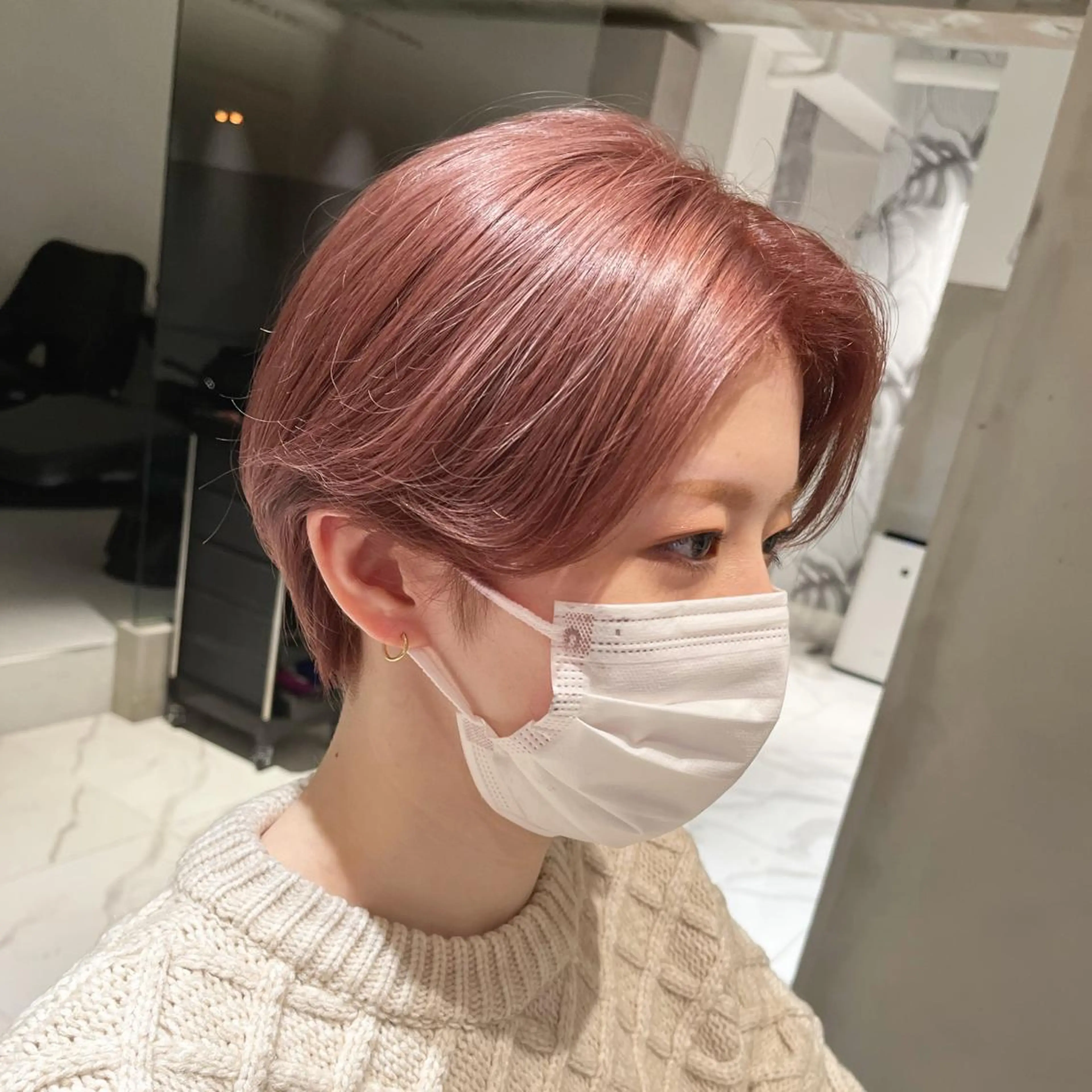 ショート カラー ベージュカラー ハイトーンカラー ピンクカラー ピンクベージュ ショートヘア ヘアカラー トリートメント ヘッドスパ ヘアセット カジュアルを女っぽく 𝗮𝘆𝗮𝗰𝗼のヘアスタイル