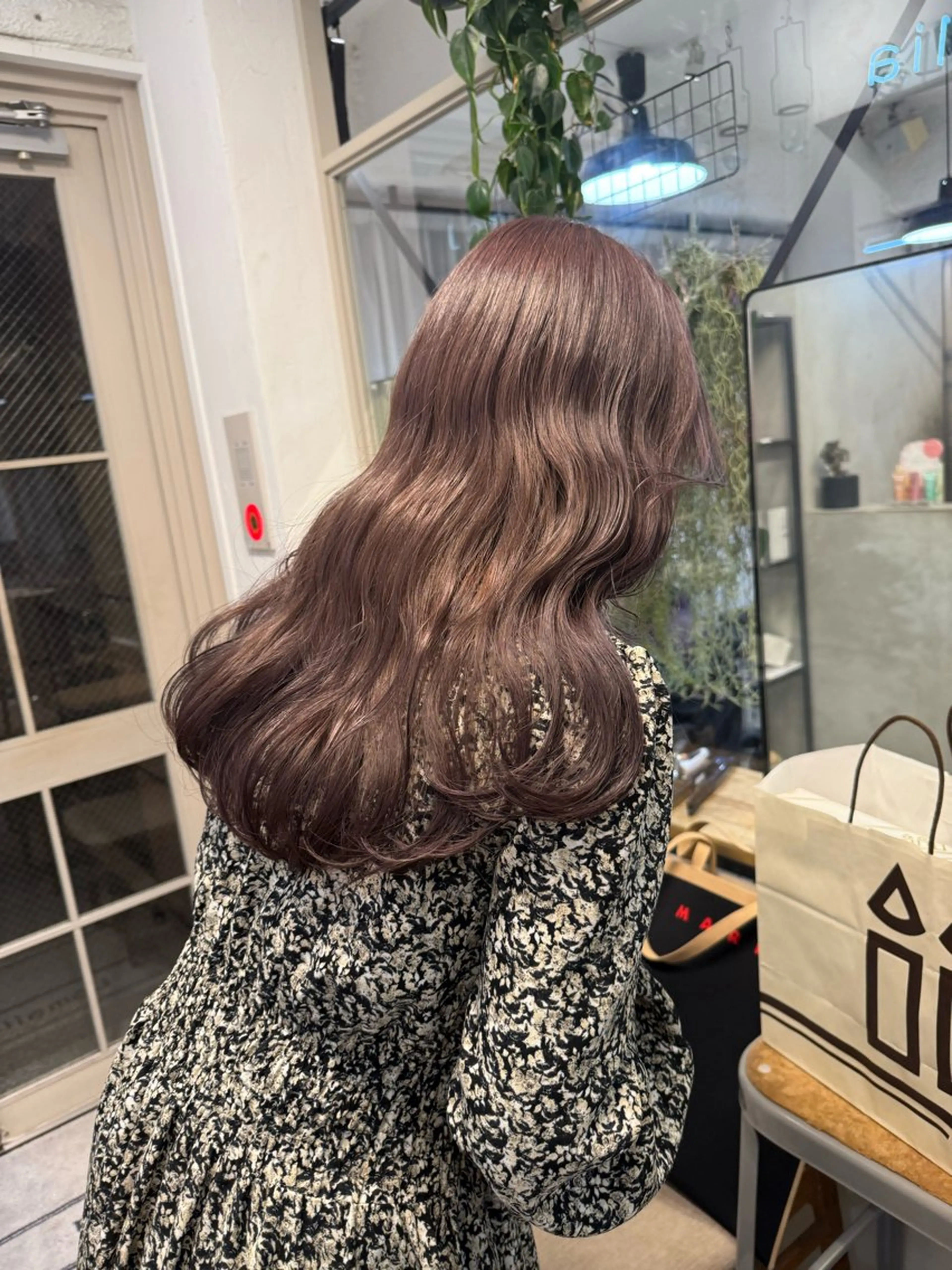 セミロング カラー ミルクティー× グレージュMOMOのヘアスタイル