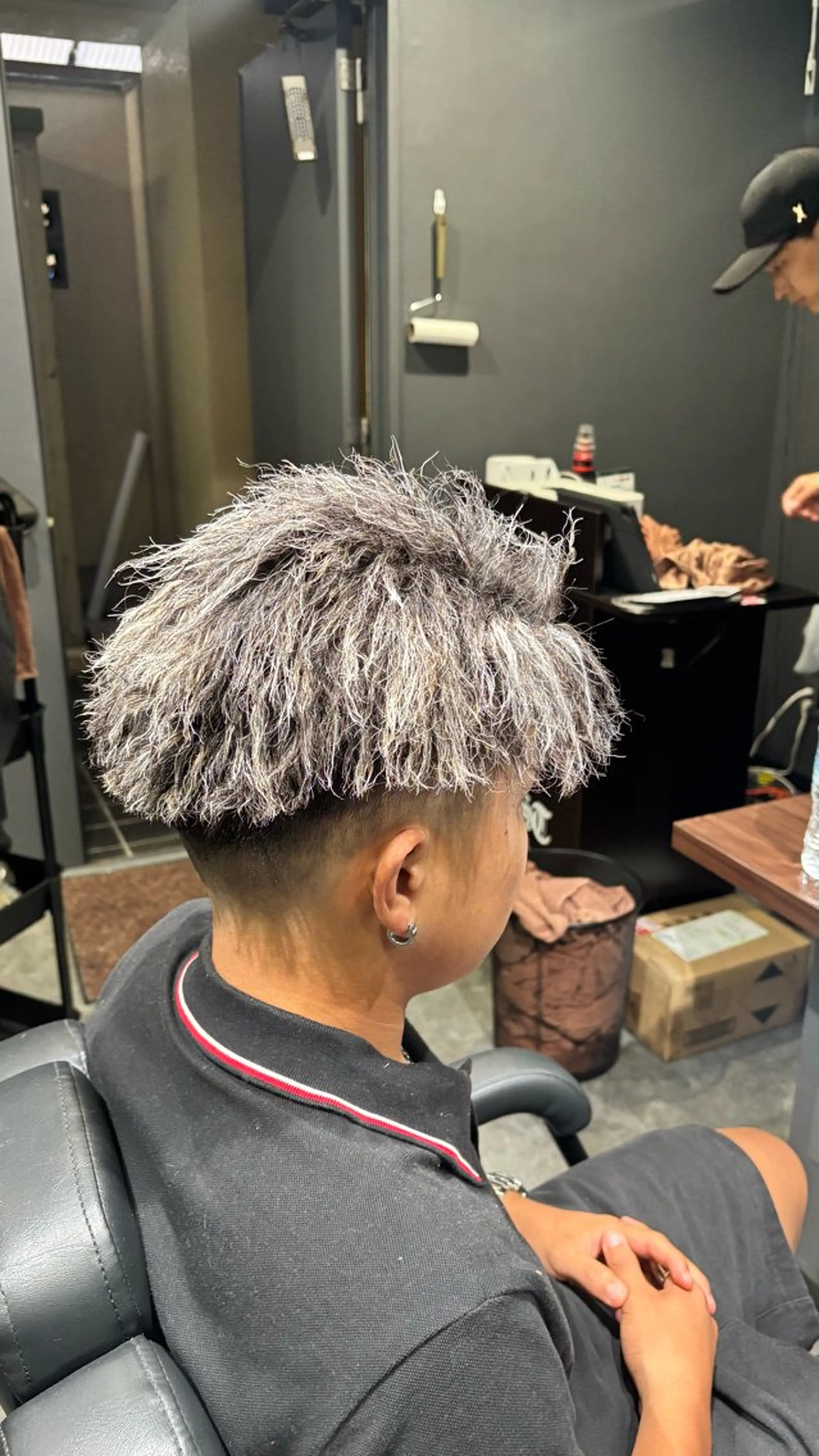 カラー パーマ メンズ カット ヘアカラー パーマ WINDbyCIEL TWISTメンズパーマ特化/ホワイトメッシュ【ウィンドバイシエルツイスト】所属・メンズ超特化型美容師 田島翼のヘアスタイル