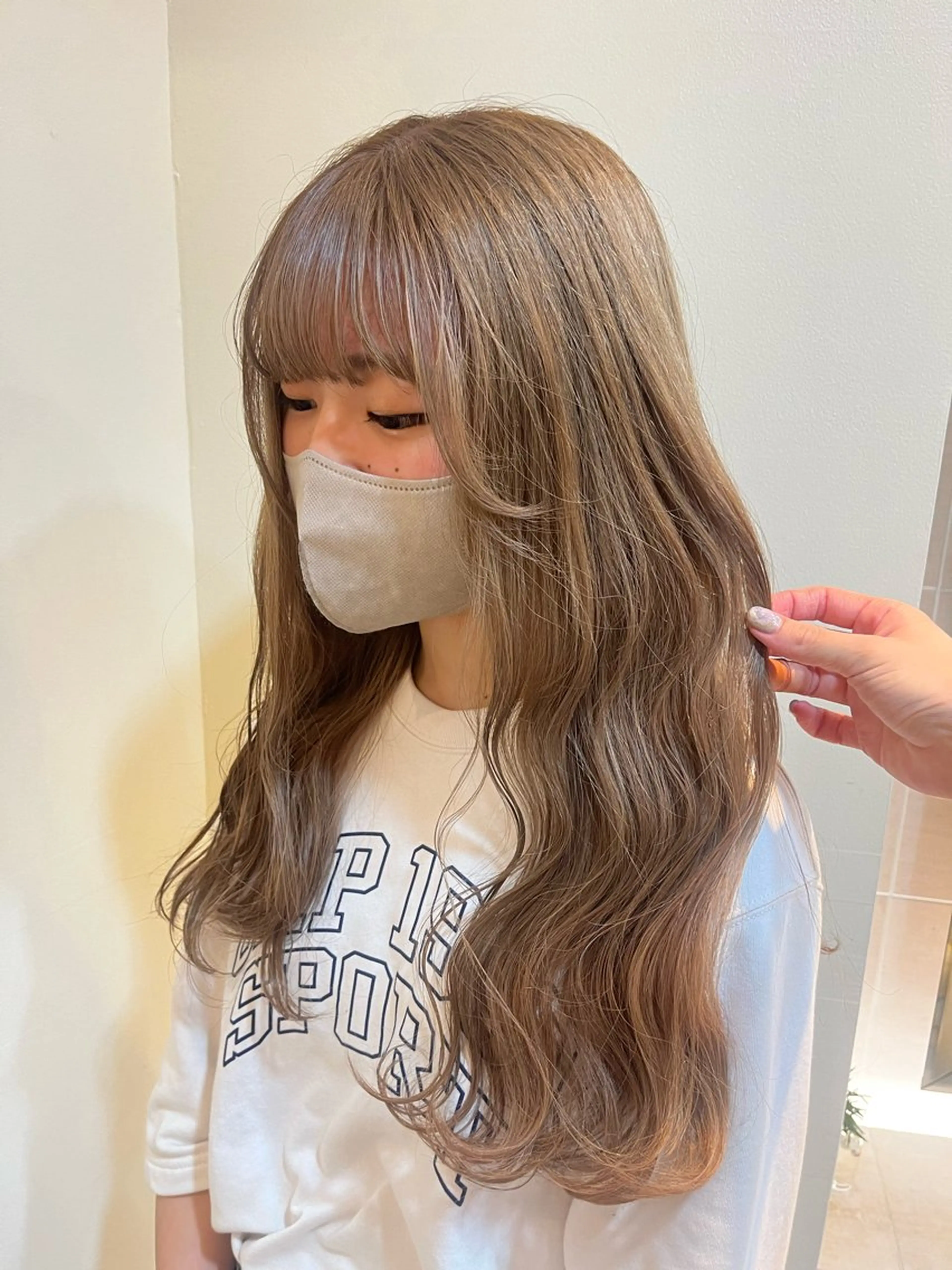 ロング カラー ベージュカラー The B/ オガワラナのヘアスタイル