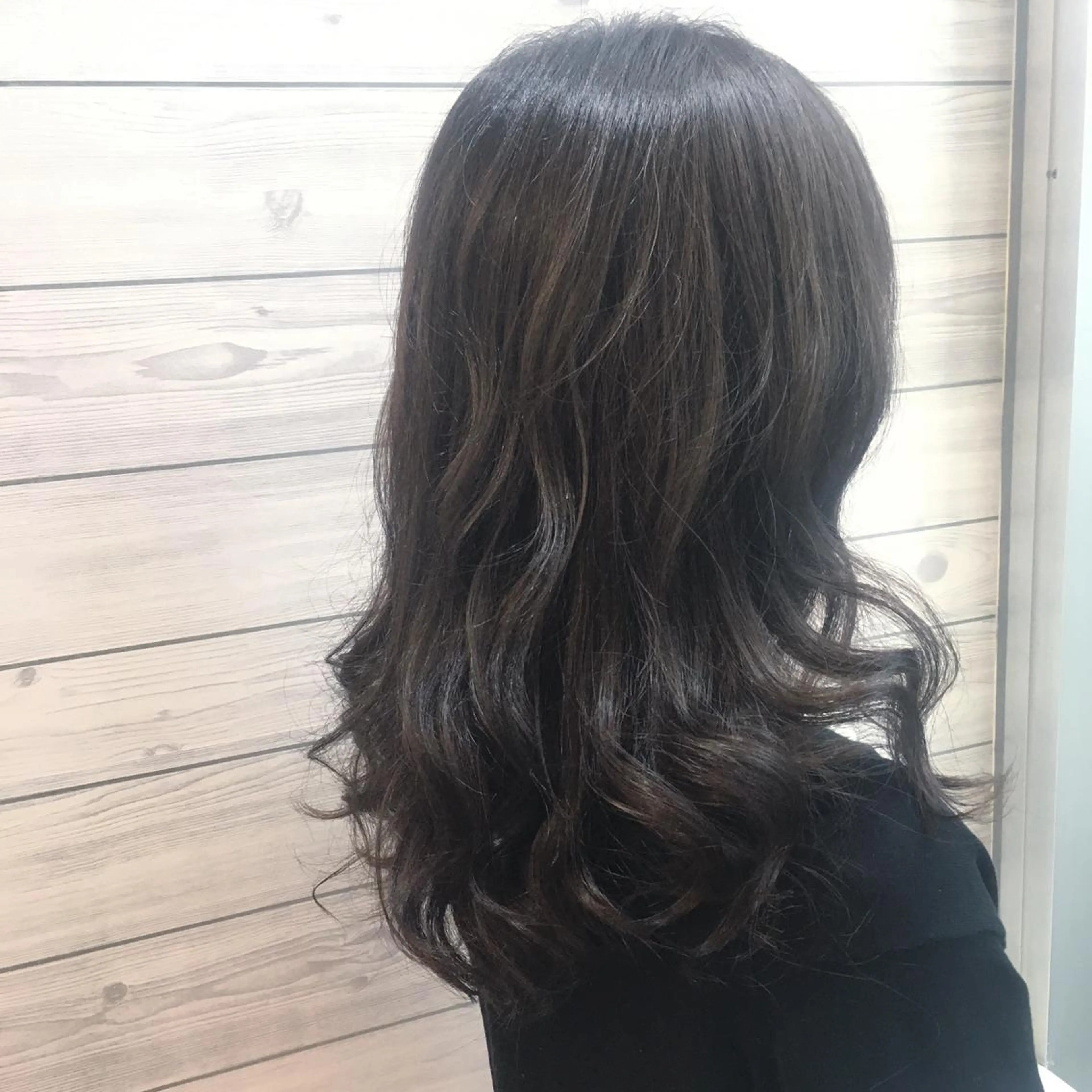 ミディアム カラー パーマ アッシュ 透明感カラー 縮毛矯正・髪質改善 人気No1🩶北島のヘアスタイル