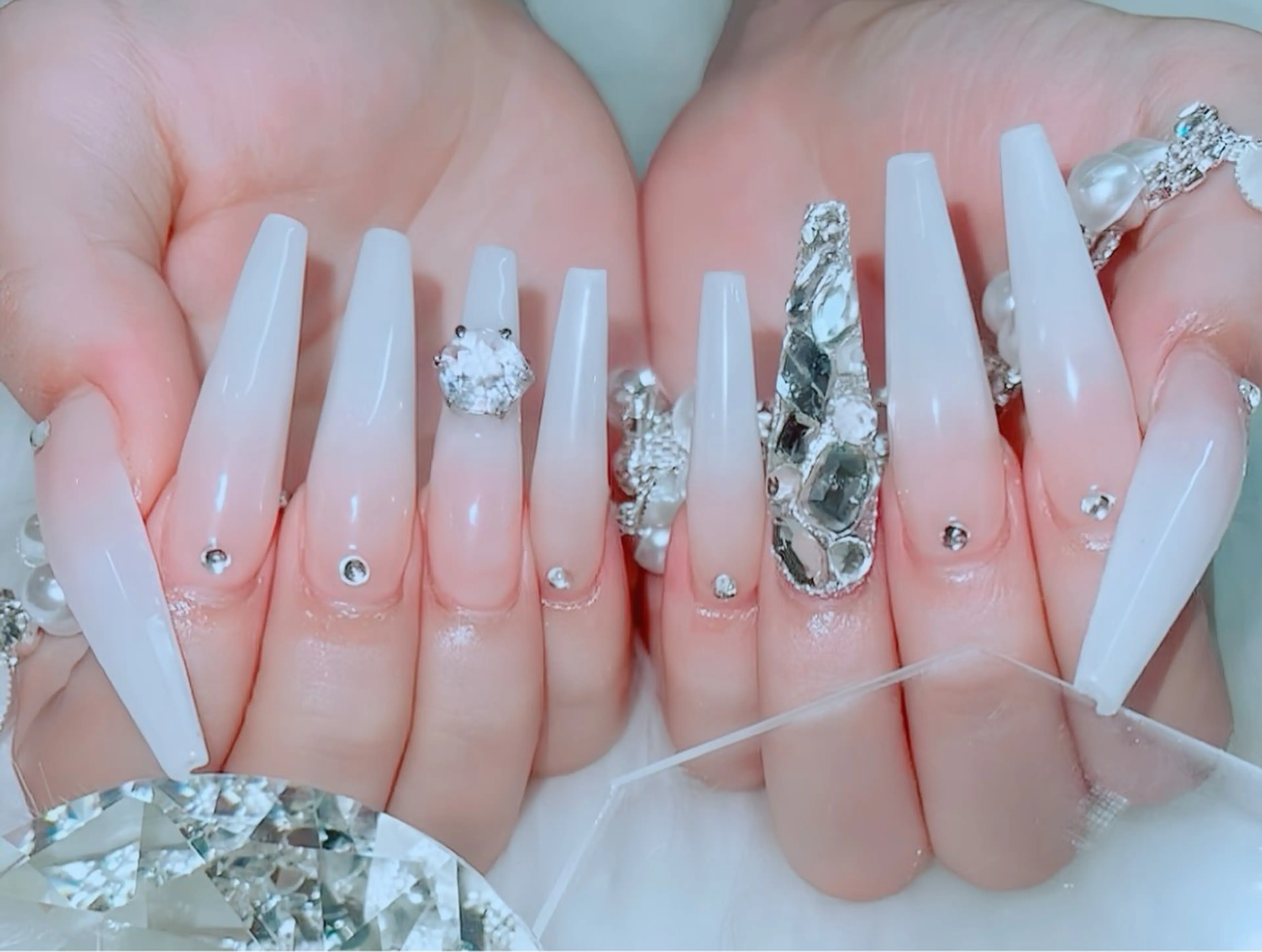 ネイル チークネイル フレンチネイル ガラスフレンチ グラデーション キラキラネイル ハンドネイル Rin Nail 新大久保店のネイルデザイン